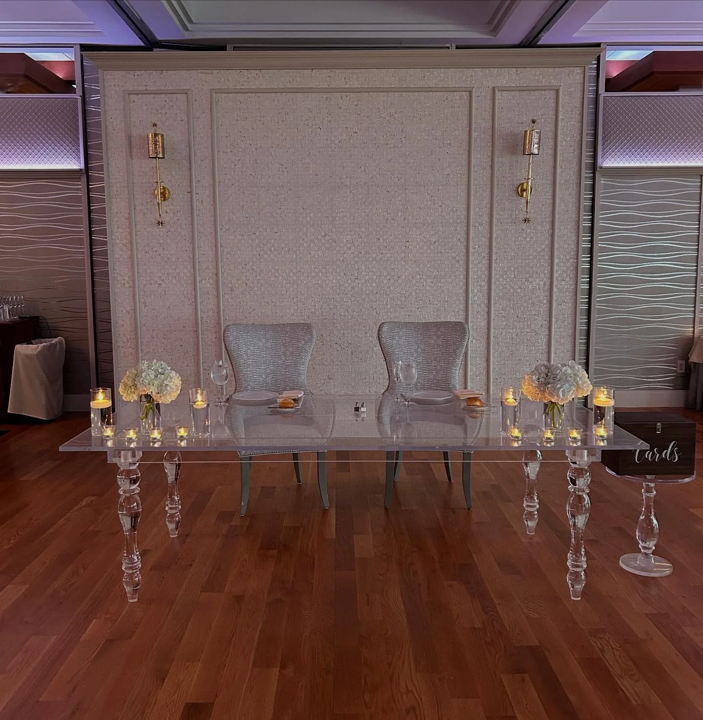 There&rsquo;s something special about the sweetheart table 🤍 it&rsquo;s one of the only moments during the day where you two get to sit back, take it all in, and just be together 🥹

I always tell my couples: don&rsquo;t be afraid to make this space