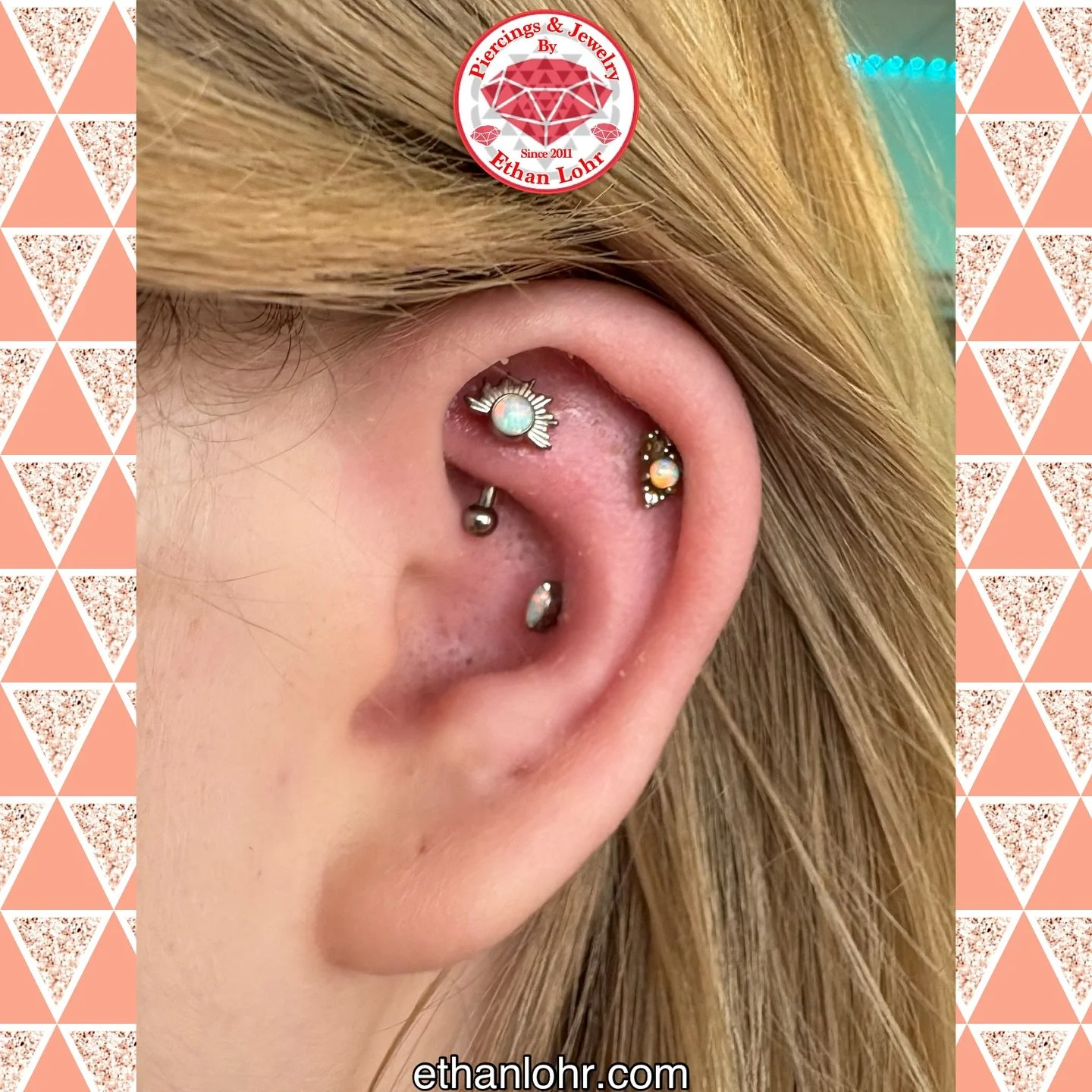 Downsized and custom topper upgrade for this rook piercing! π
Schedule your next piercing appointment with me here —-> https://www.ethanlohr.com/piercing-appointments