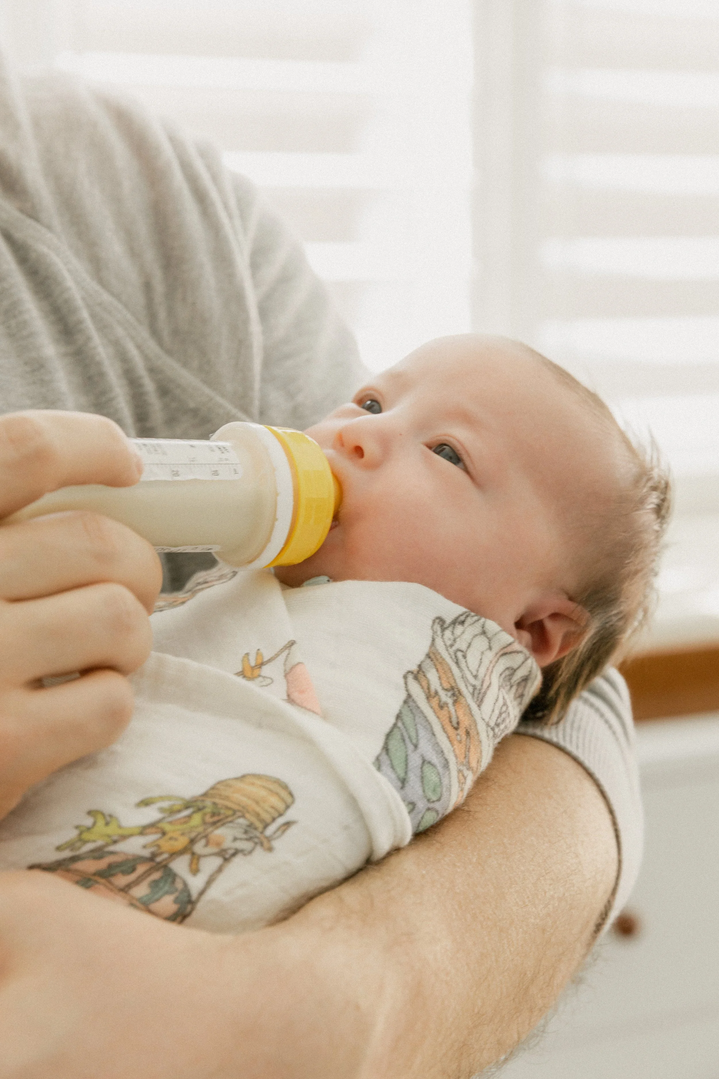 Arizona newborn photographer captures newborn feedings