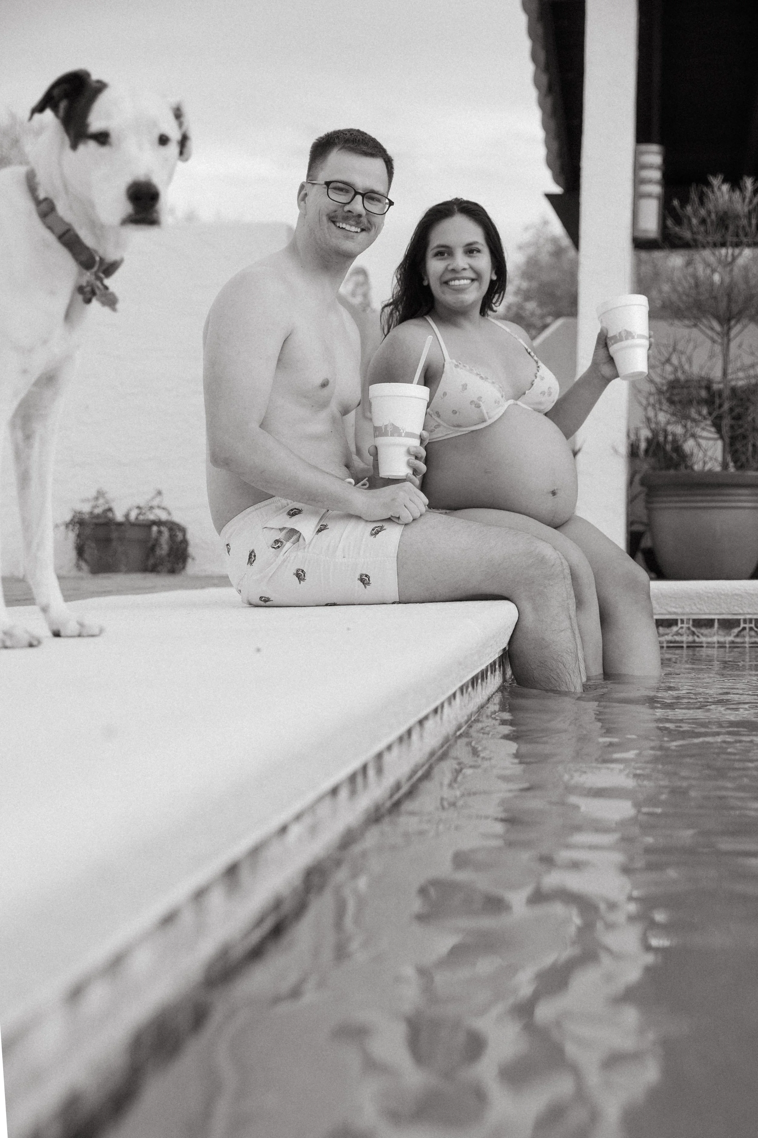 pool side maternity photos