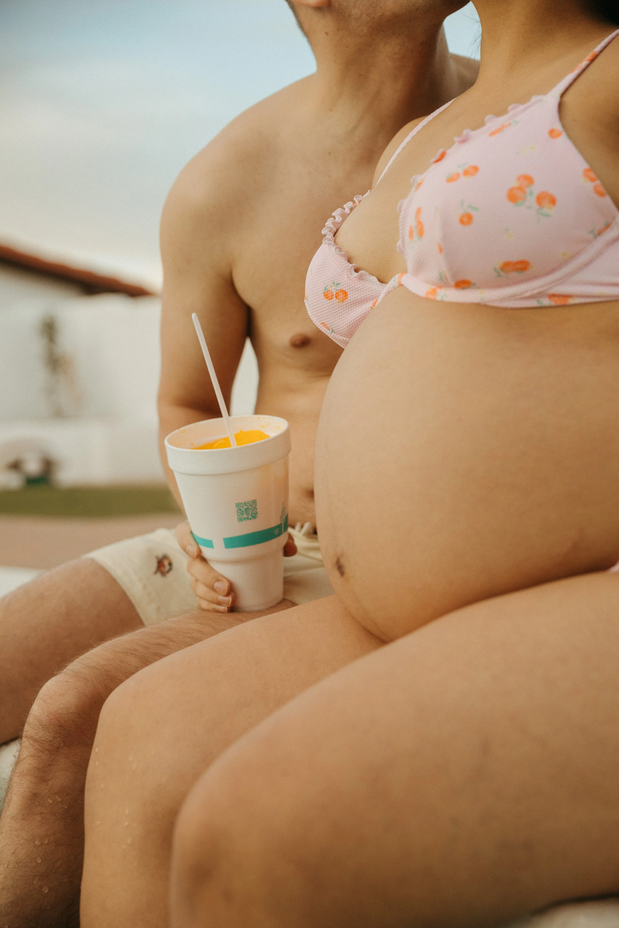 pool side maternity photos