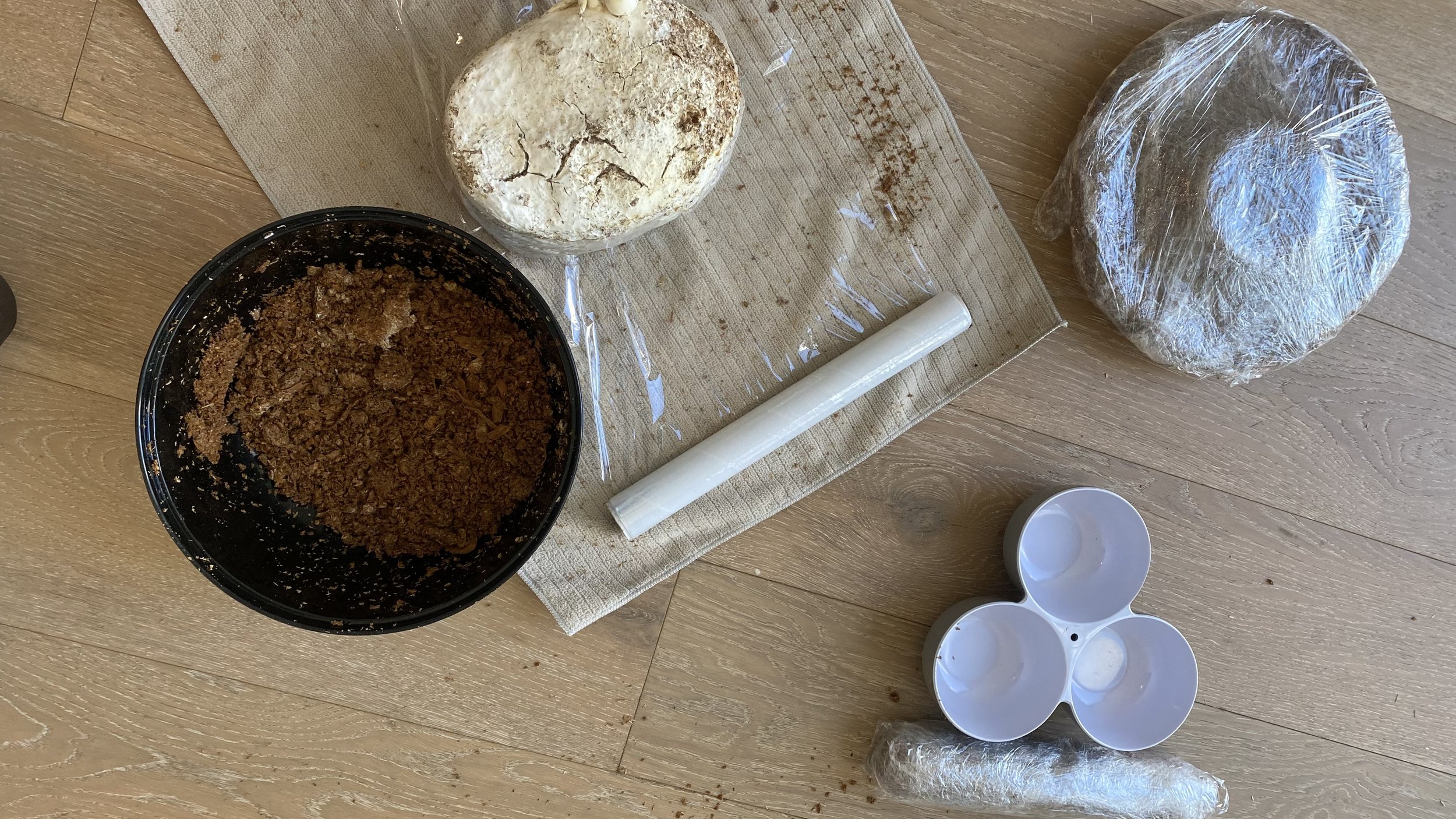 Combining substrates with liquid mycelium to prepare for moulding