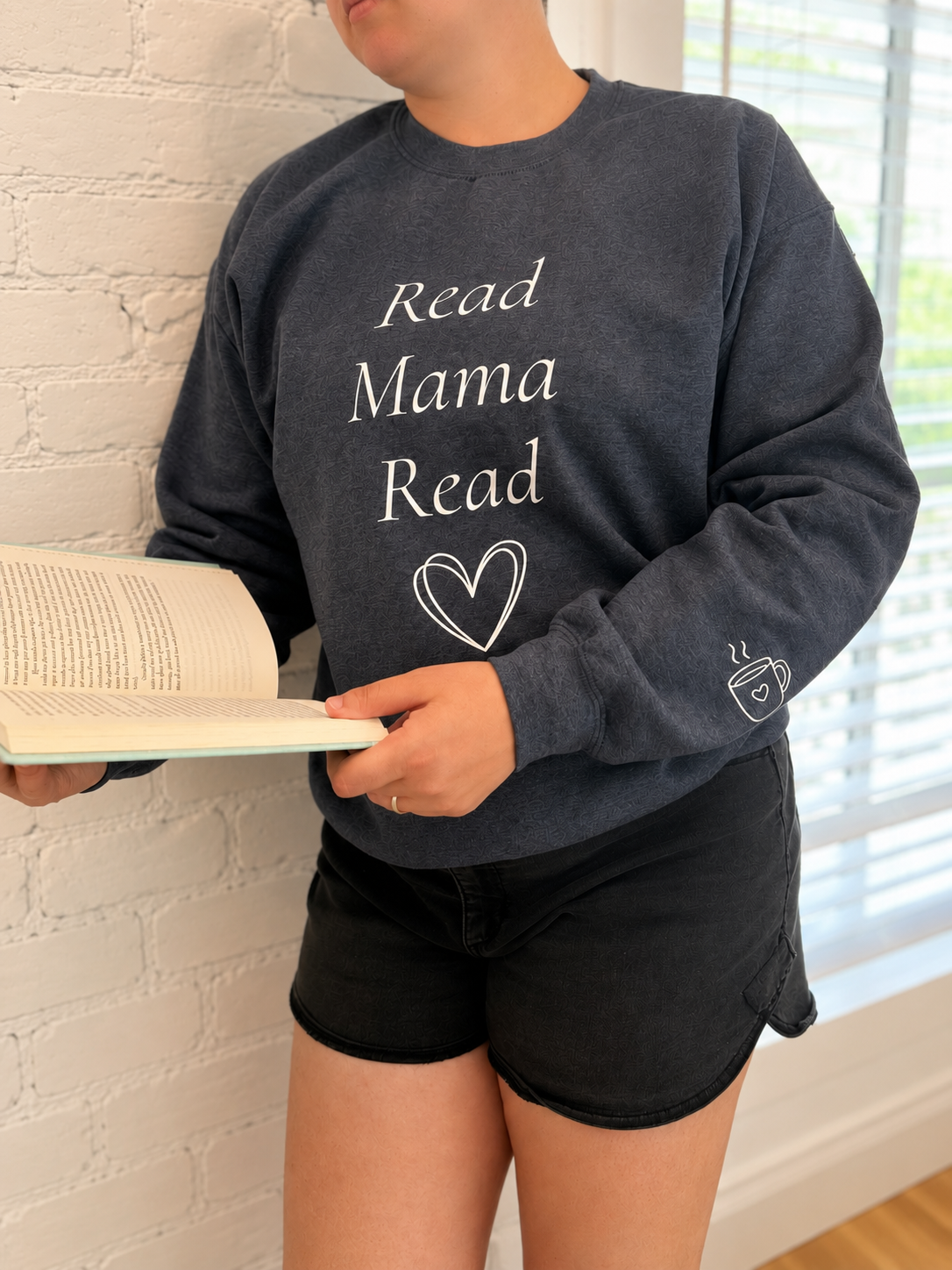 Read Mama Read sweatshirt | cozy literary mom crewneck