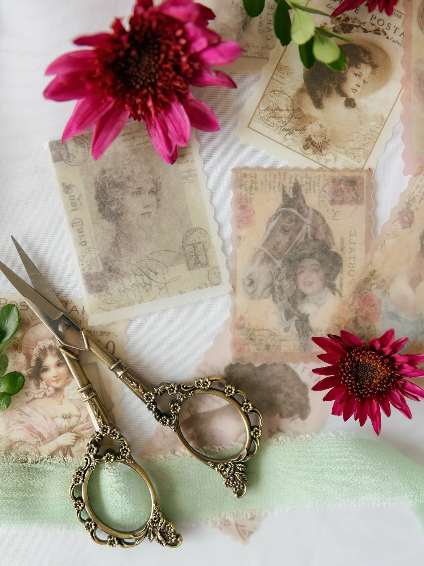 When you think of props for brand photos, you might picture the obvious.. laptops, phones, maybe a coffee cup.

But the truth is, props can go so much deeper than that. They can be layers of your personality, your values, your history. The textures y
