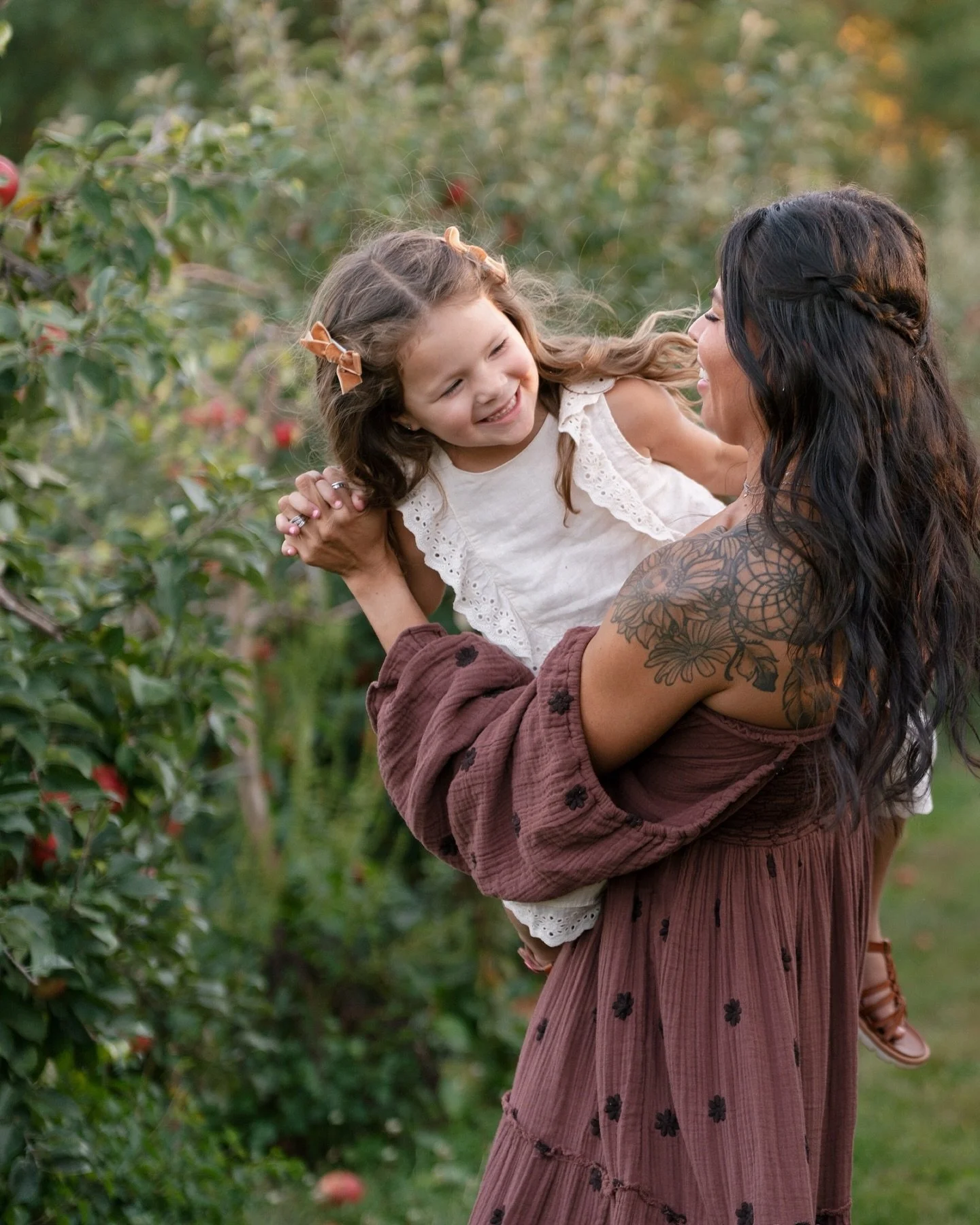 Okay okay, now that the snow has fallen, I will share some sweet moments from my 2025 Apple Orchard Minis. 

There were SO many photos to pick from, it was impossible to narrow it down! 

These sessions were all so special and perfect in their own wa