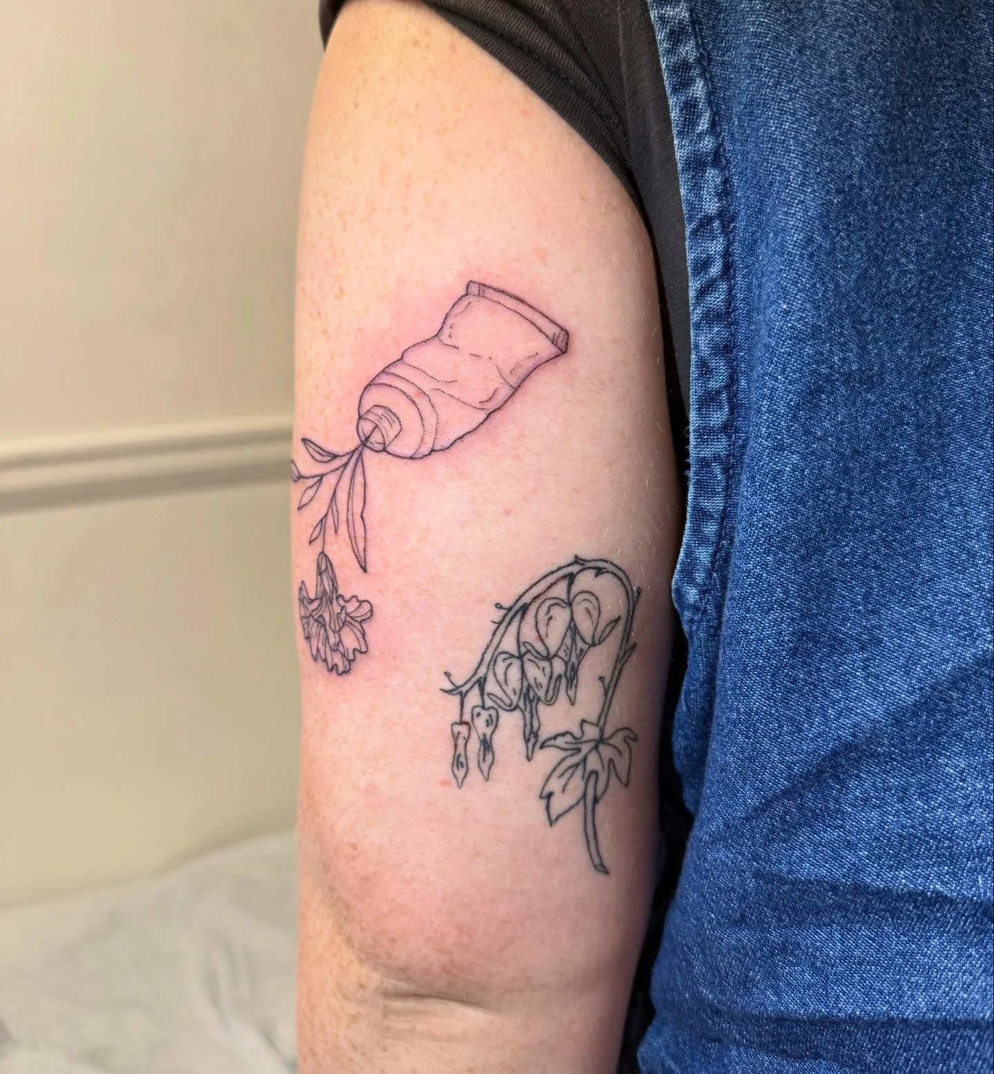 ✿ I loved these two flash pieces next to each other! 💕 

Bleeding heart 7 months healed! 

Female tattooer, safe space, girl power, queer spaces

#tattooartist #SavannahAshmoreArt #inkfloral #plantbasedillustration #femininetattoos #femaletattooer #