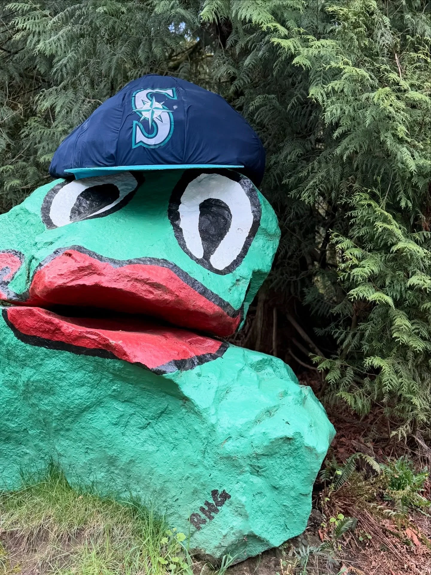 Frog Rock is in its Mariners era 🔱⚾️🧢👊🏻