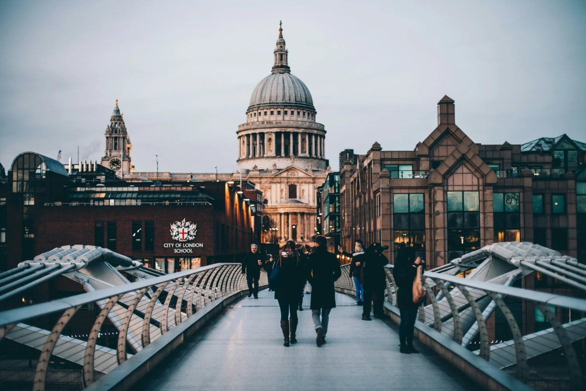 Across the Atlantic: How Americans Turn London Trips Into Earning Opportunities
