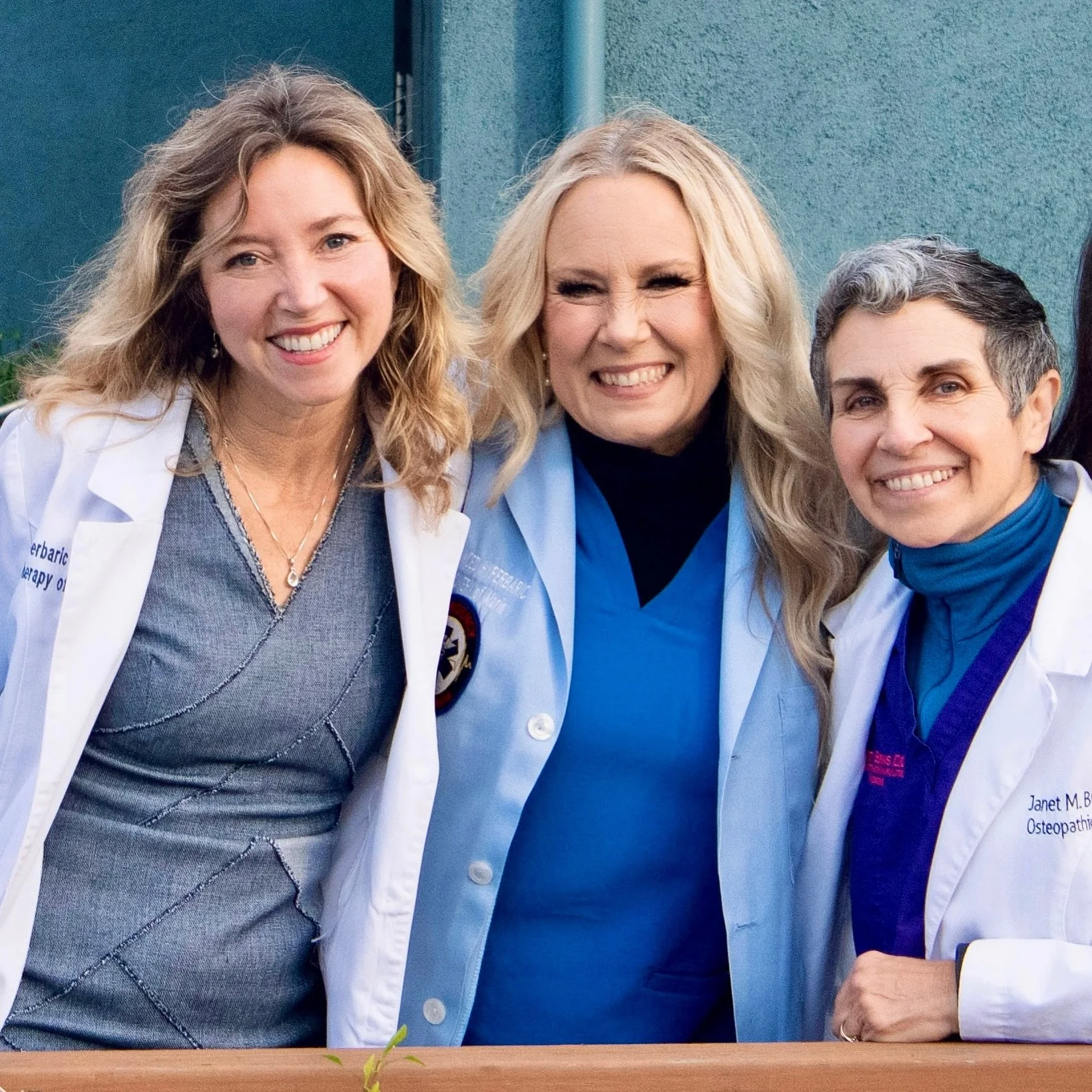 Meet the leadership team behind our hyperbaric oxygen therapy program💙✨

Our Program Director Janine Thill, ensures our team remains committed to safety, compassion, and evidence based care. 

Led by our Medical Director Dr Jacqueline Chan, along wi