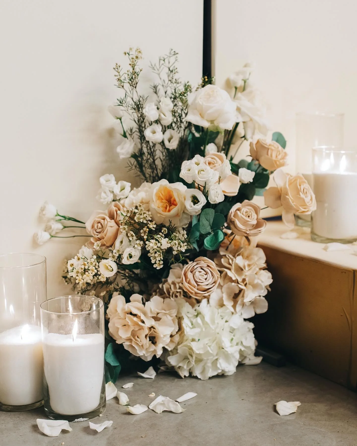 The quiet before “I do.” Cream petals, warm candlelight, and a soft touch of sage — we bring the little things together into an atmosphere of calm and joy, where every detail tells your story.
Where every detail blooms with love. @o