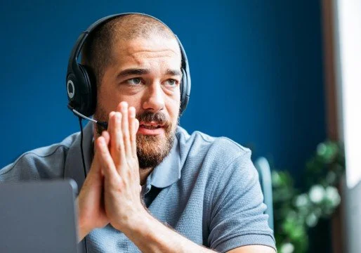 Konsulent med headset i videomøte – Funksjoner for Selgerassistert handel i Shopware B2B digital handelsplattform.