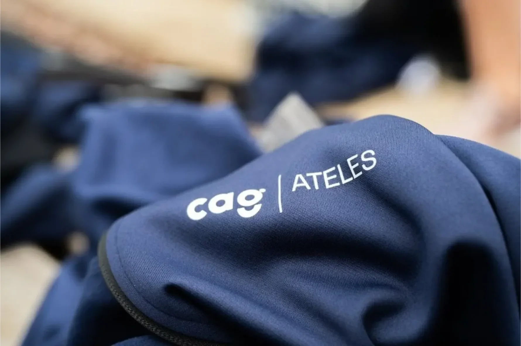 CAG Ateles-logo trykket på en blå genser.