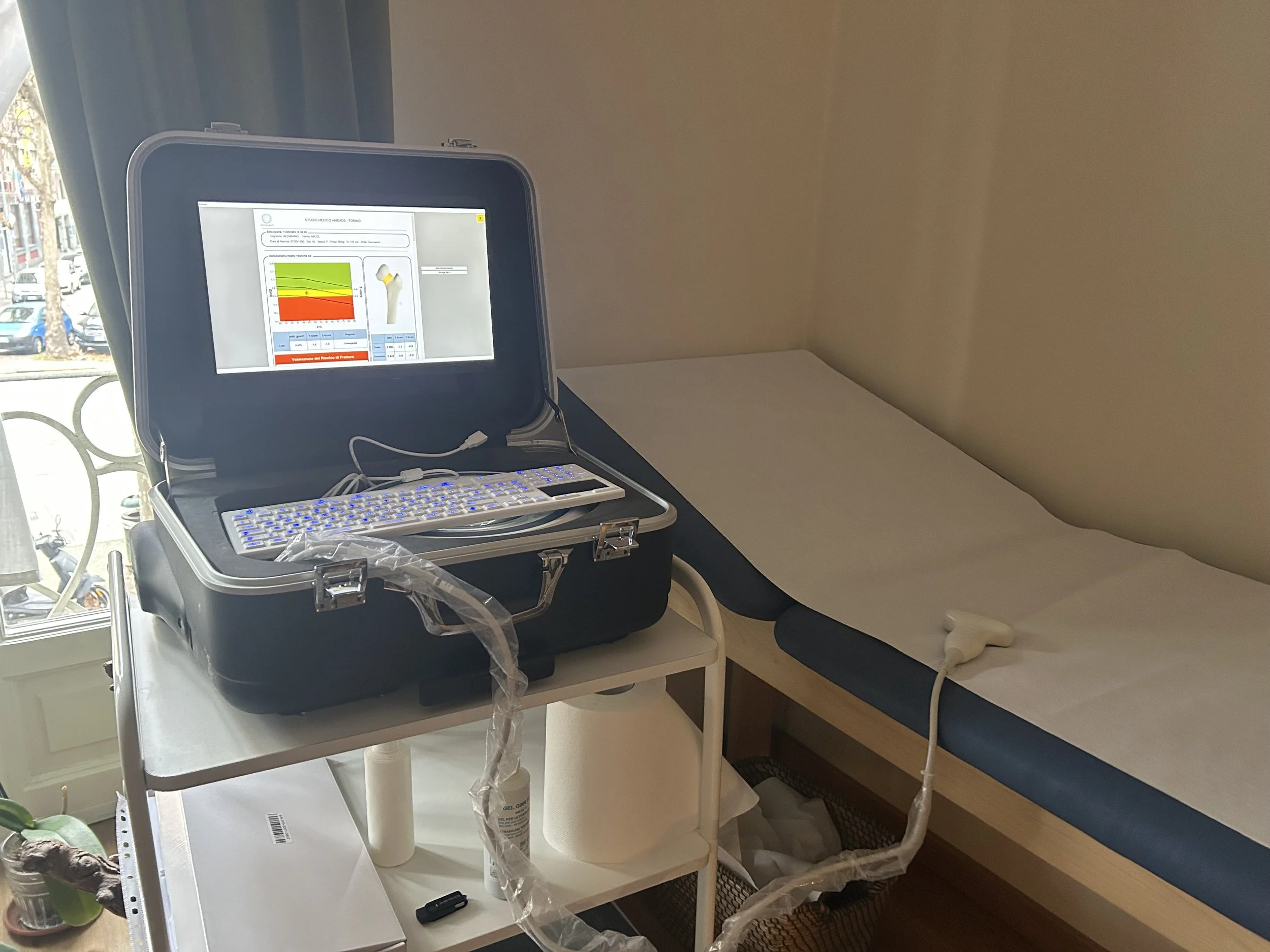 densitometria ossea con tecnologia REMS per la diagnosi precoce, lo screening e il monitoraggio dell'osteoporosi