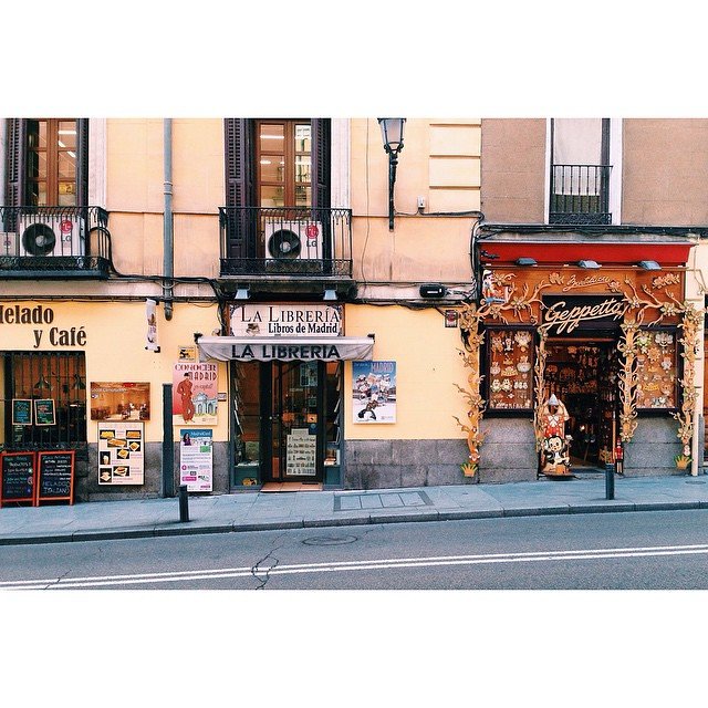 Street view of a bookstore called La Librería with an adjoining jewelry shop in Madrid, Spain, featuring decorative gold trim and a display of jewelry outside.