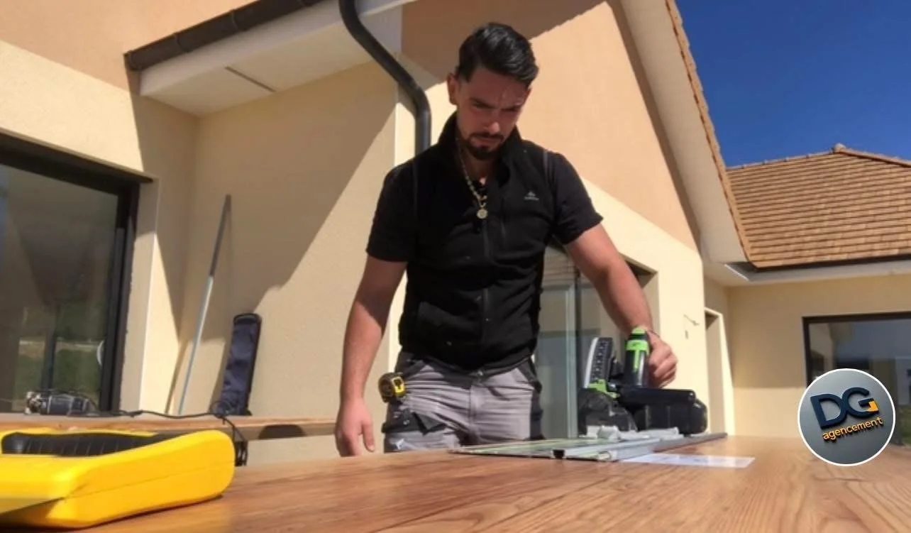 Artisan DG agencement coupe un plan de travail de cuisine