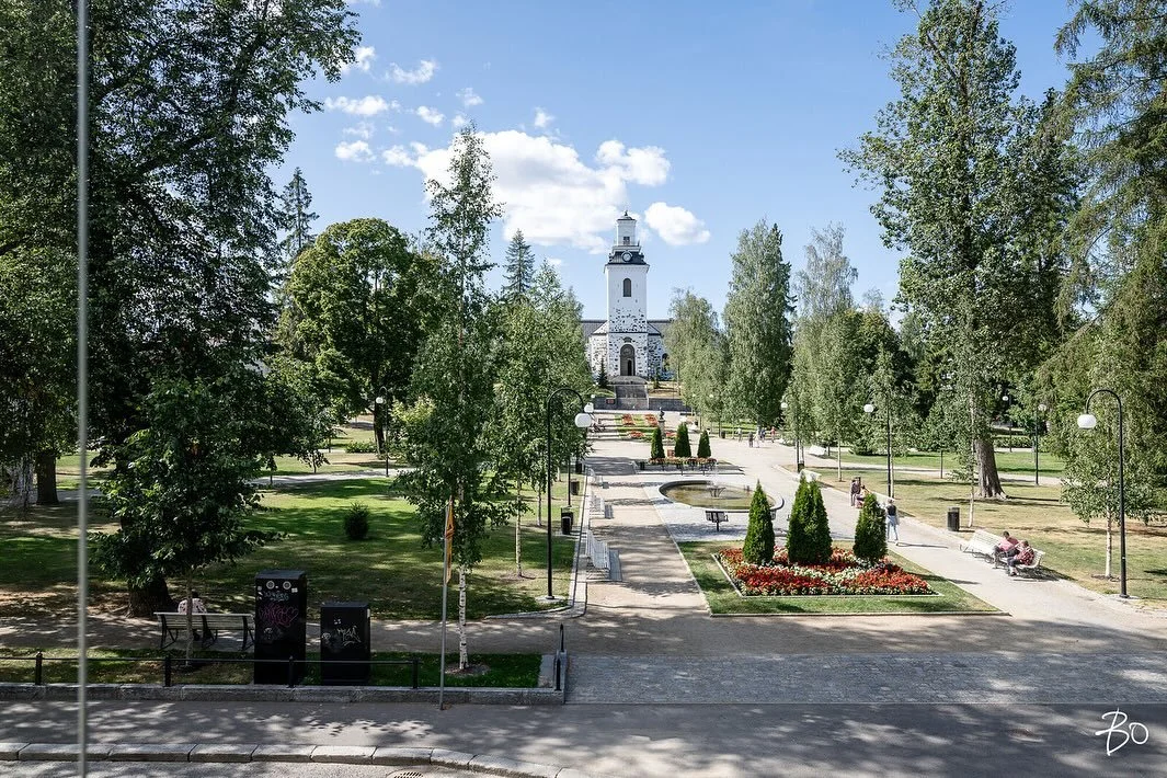 Koti, joka tarjoaa palan kauneinta Kuopiota. ❤️

Asunto Oy Kuopion Kuningatar sijaitsee upealla paikalla keskustan ytimess&auml;, josta avautuu estett&ouml;m&auml;t maisemat kansainv&auml;lisell&auml; merkitt&auml;v&auml;ll&auml; Green Flag Award- pa
