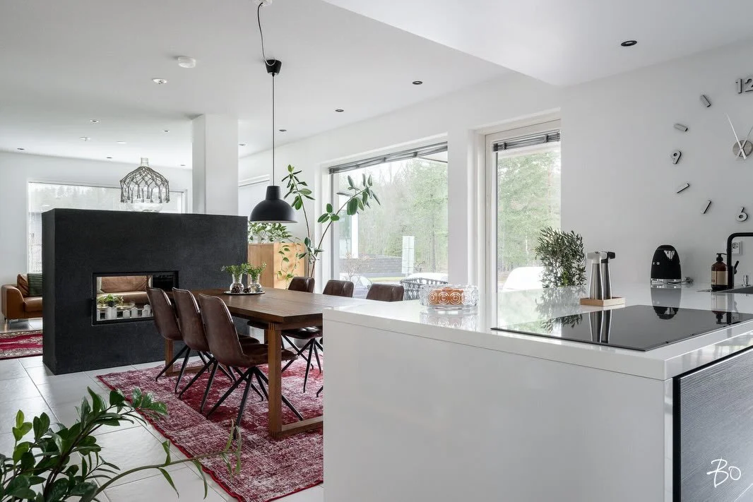 Lehtoniemen Helmi! ✨

Kuopion ehk&auml; halutuimmalla alueella ylellinen ja eleett&ouml;m&auml;n linjakas Lammi kivitalo tasokkaaseen el&auml;m&auml;&auml;n. ✨

Lis&auml;tiedot
https://bo.fi/kohde/565226/

Kuvat @pavel_kasinski 
Stailaus @charlotta_t