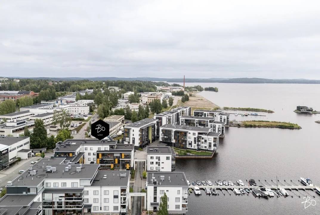 Maljalahti 🩵 - yksi upeimpia sijainteja Kuopion sataman l&auml;heisyydess&auml;. 

Omalla, arvokkaalla rantatontilla kerrostalokaksio tarjolla. Autolle hallipaikka s&auml;hk&ouml;auton latausasemalla. 

Ihanat rantabulevardit keskustaan ja V&auml;in