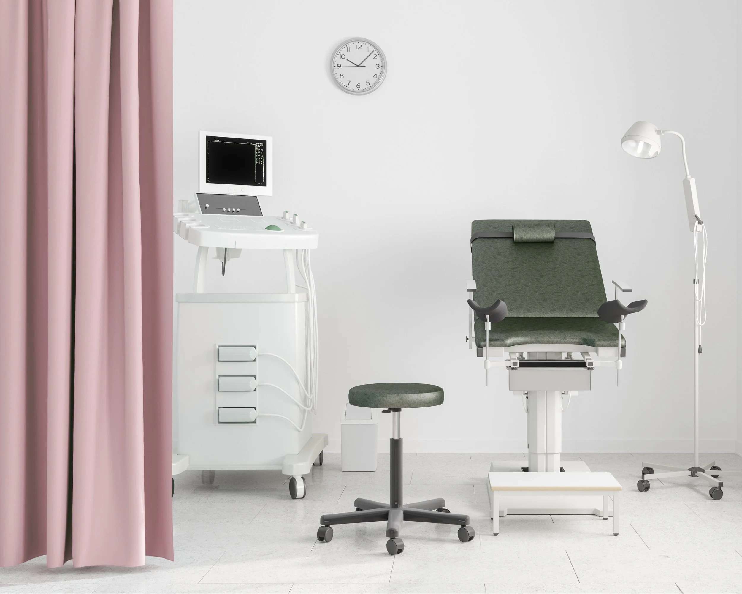 Ein Ordinationszimmer mit medizinischer Ausrüstung, einem Untersuchungsstuhl, einem Stuhl und einem Bildschirm, vorbei an einem Vorhang, mit einer Uhr an der Wand.