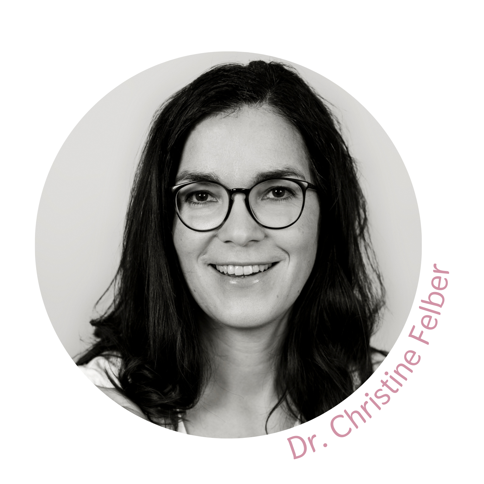 Schwarz-weiß Porträt einer lächelnden Frau mit Brille, mittellanger dunkler Haarfarbe, transparentem Hintergrund.