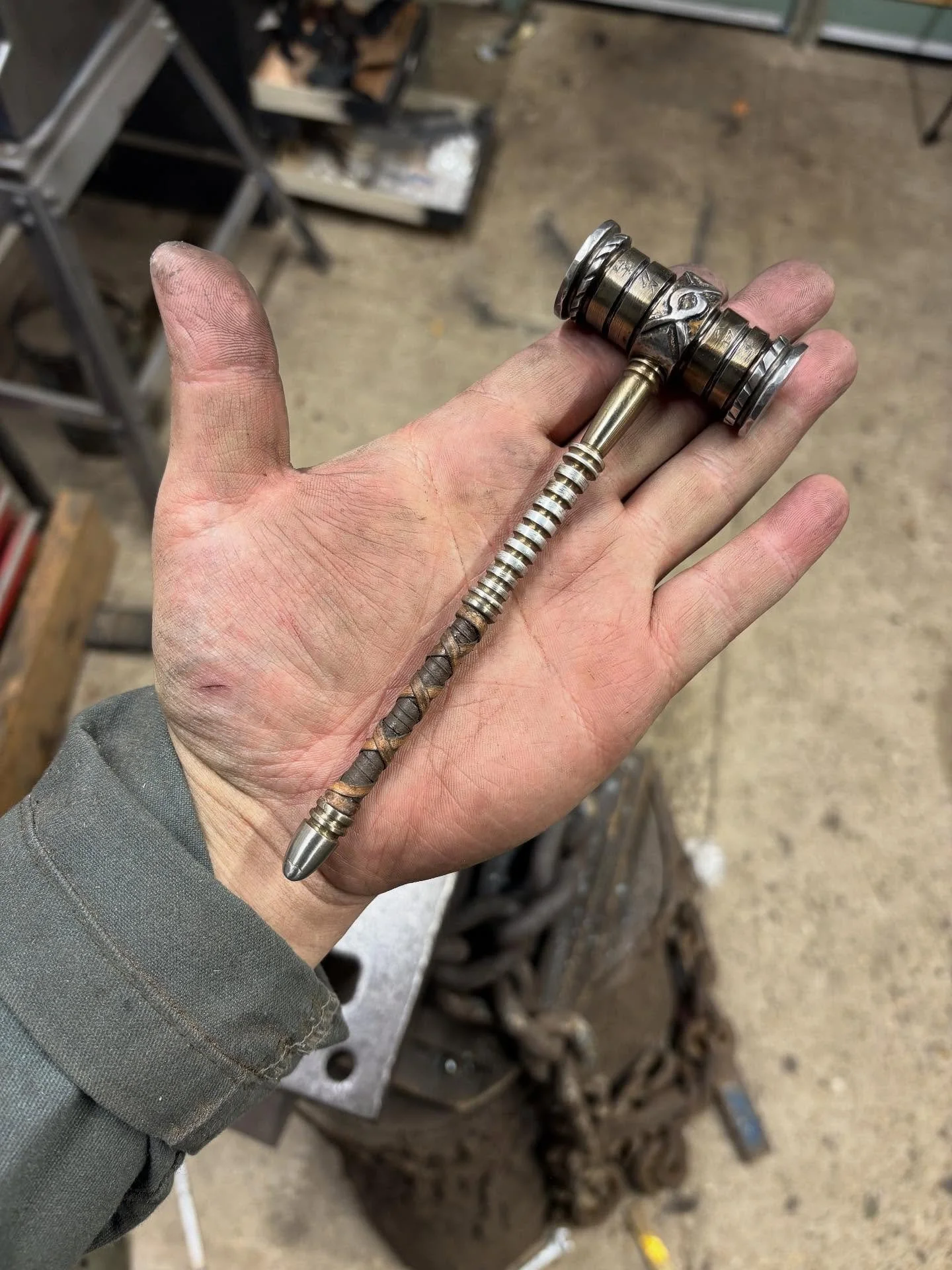 Here&rsquo;s a tiny giant warhammer I made for @starman141 recently! This fella BONKS. The head and handle are steel with brass plating on some surfaces, and a leather wrap on the handle. It weighs about 300g or 2/3rds of a lb

I try to be a thing-ma