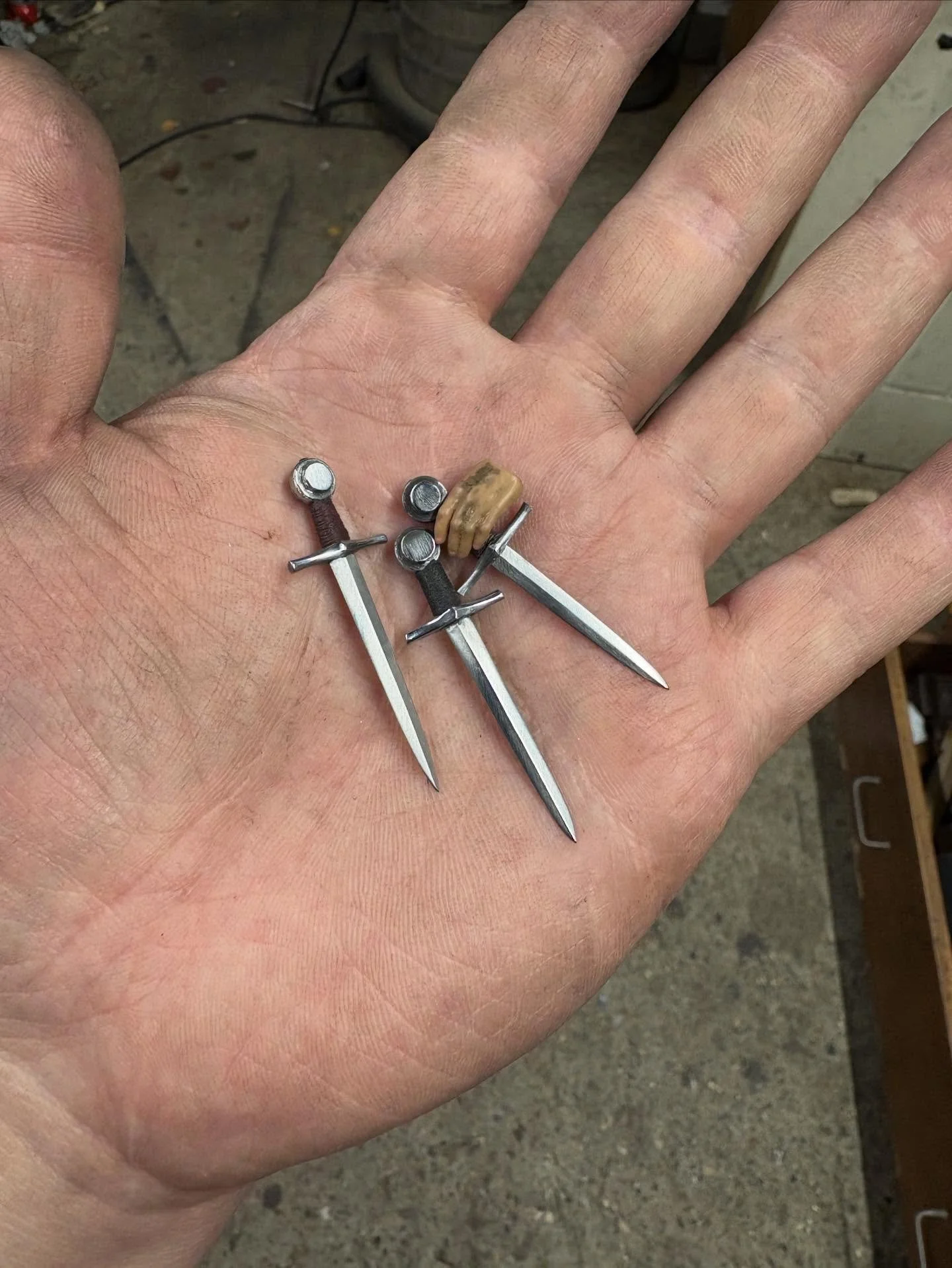 Only a few short days until @kensingtondollshouse festival! I&rsquo;ve been working on some tiny 1/12 scale daggers today, that are fully functional if you&rsquo;re some kind of shrew or vole.
Come and see us in the Lower Foyer on Saturday and Sunday