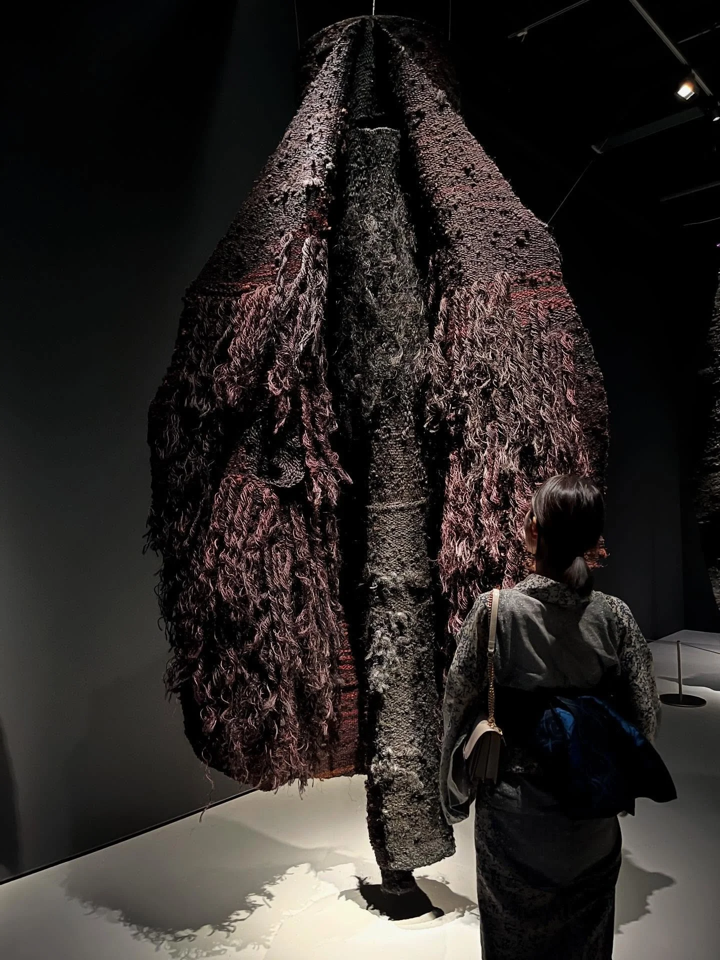 In Tilburg last weekend, we visited the textile museum. An exhibition of Magdalena Abakanowicz was breathtaking. Aside from that, seeing the weaving techniques I wondered about the similarities and differences between the Japanese traditional weaving