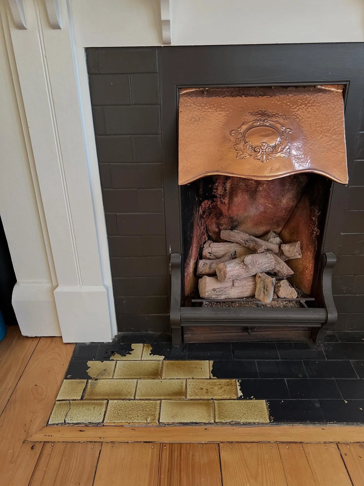 💛🧡🤎 Surprise!  So much fun discovering what&rsquo;s underneath the black paint!  This time a gorgeous &ldquo;cr&egrave;me caramel&rdquo; inspired tile with a light lime/cream to mid-brown caramel colour.  Will really pop against the original brass