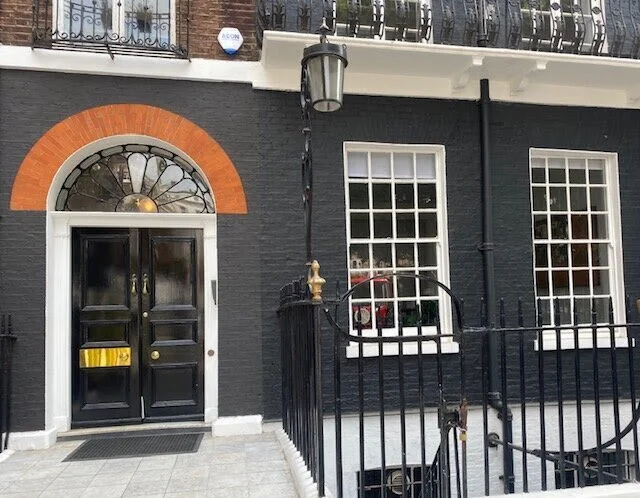 Consulting rooms are conveniently located in central London clinics in Marylebone or the City of London. I also offer online clinics.