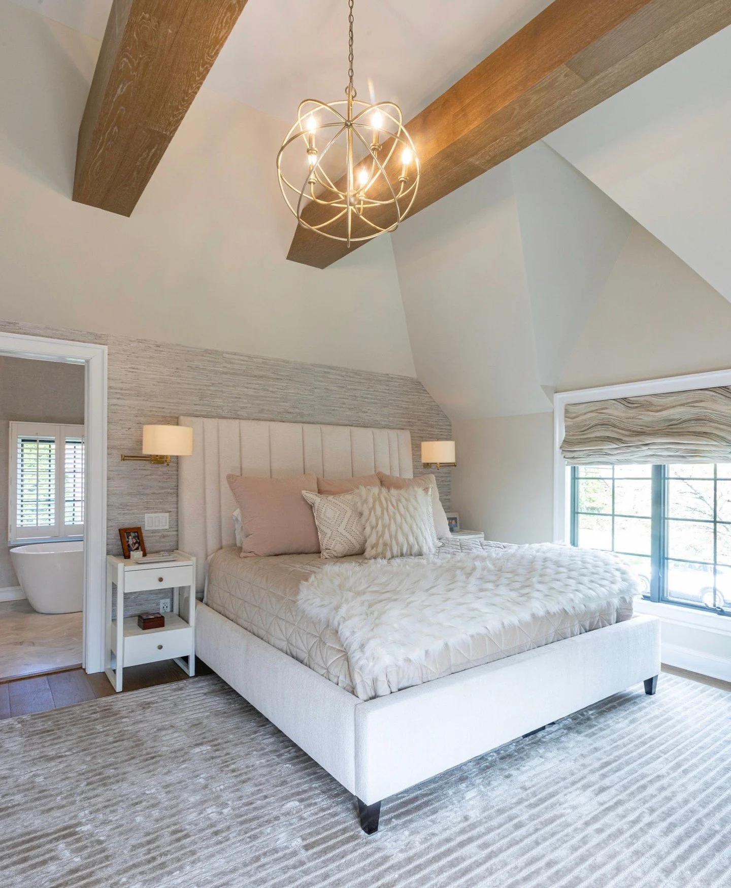 Soft, serene, and full of texture 🤍✨ This dreamy bedroom pairs sculptural beams, layered neutrals, and cozy accents for the ultimate retreat. Proof that calm and elevated can go hand in hand.
📸: @richardlawphotos