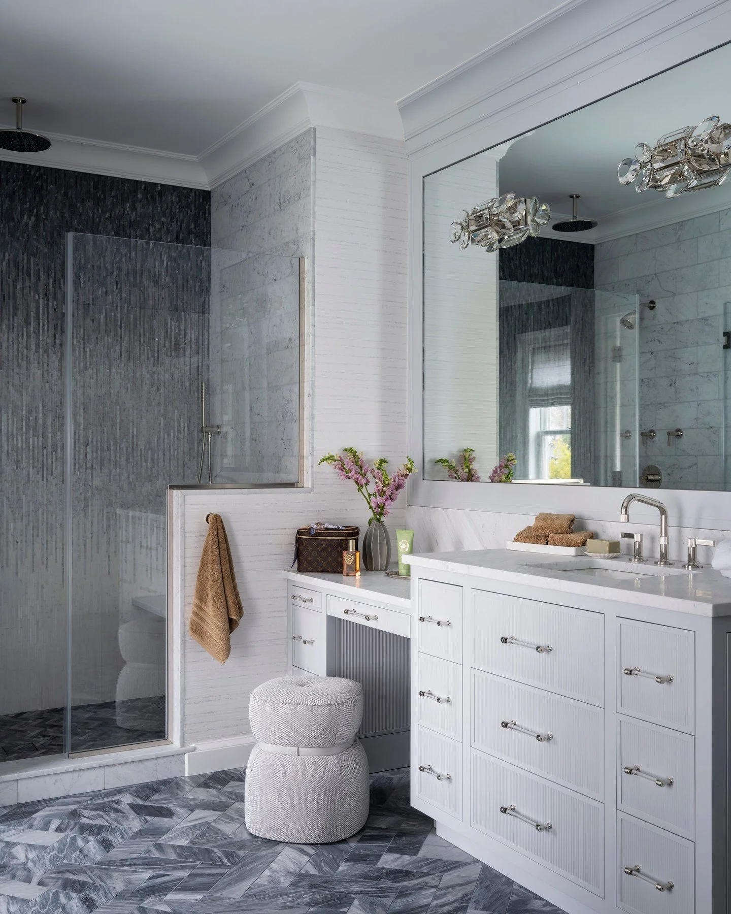 A seamless blend of style and serenity ✨
Step from a tailored walk-in closet into a calming master bath, where every detail was designed to feel intentional. From glass displays to marble finishes, it&rsquo;s a true retreat at home.
📸: @adamkanemacc