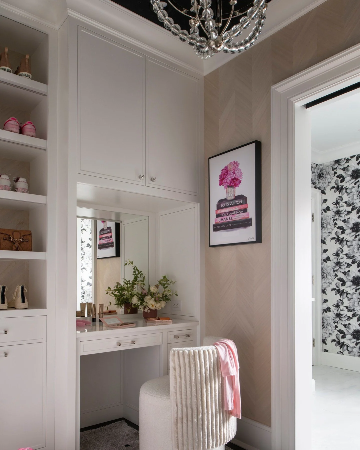 A dream closet with a fashion-forward touch &mdash; soft blush tones, tailored cabinetry, and a custom vanity designed for everyday elegance.
Every detail, from the layered textures to the modern art, strikes a perfect balance of beauty and function.