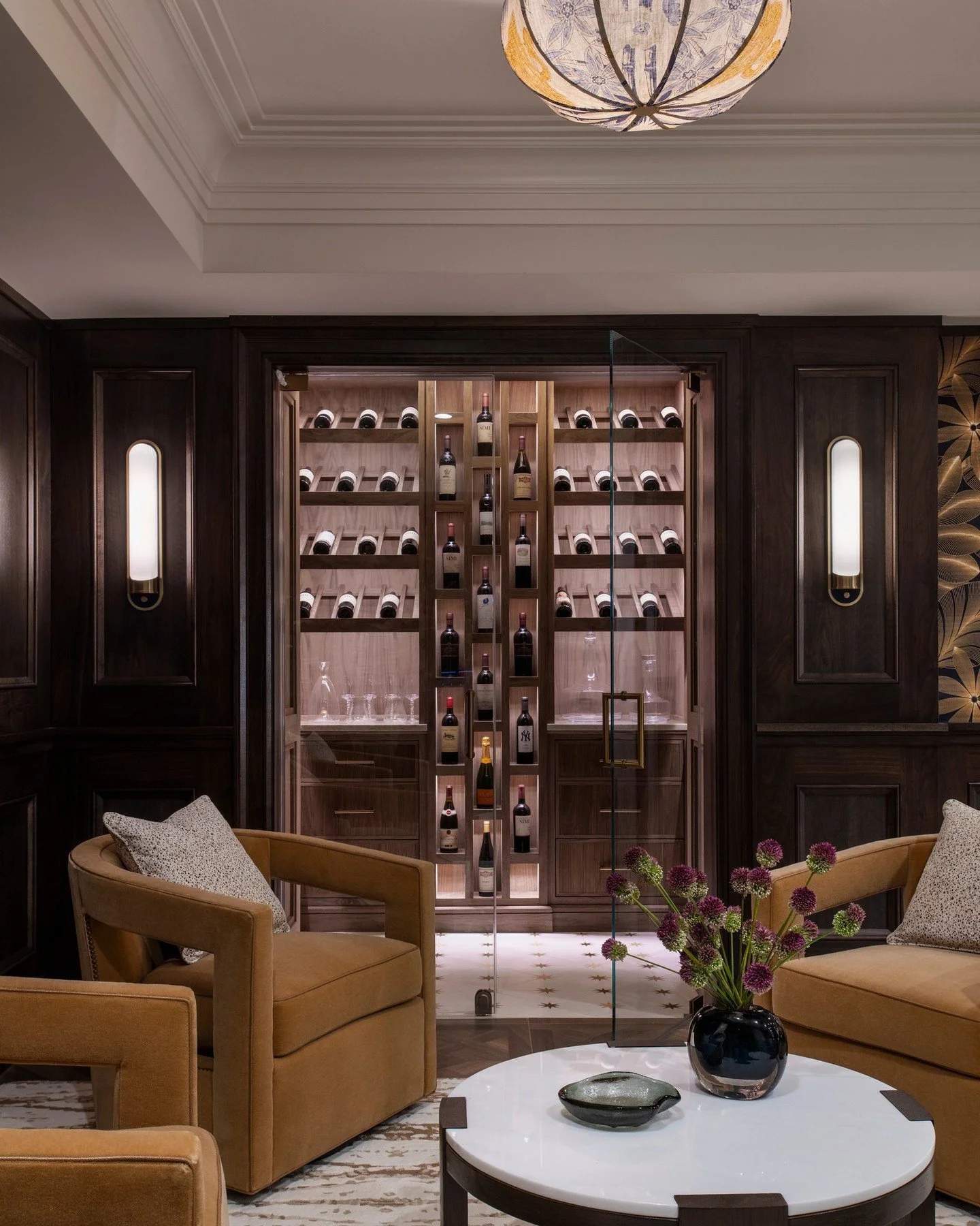 A moment made for conversation and a good pour.
Rich wood paneling, warm caramel tones, and a glass-enclosed wine cellar create the perfect backdrop for intimate gatherings and late-night cocktails.
📸: @macchiaphoto