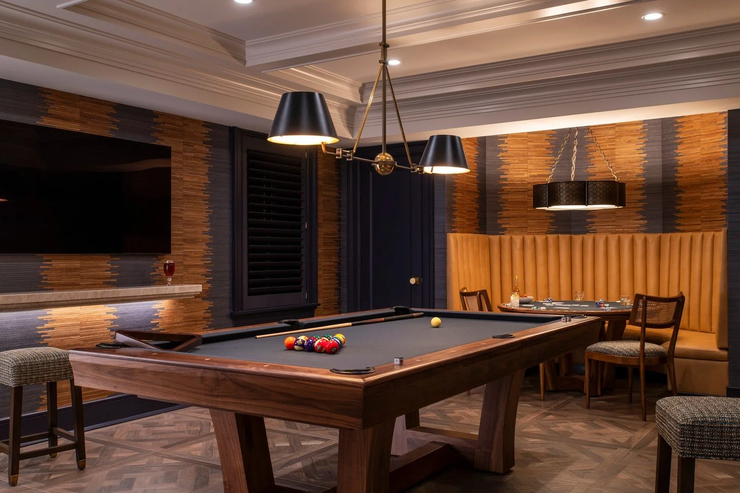 A refined game room where tailored design meets timeless fun.
Warm caramel tones, rich wood textures, and custom detailing create a sophisticated backdrop for billiards, poker, and late-night conversation.
📸: @macchiaphoto