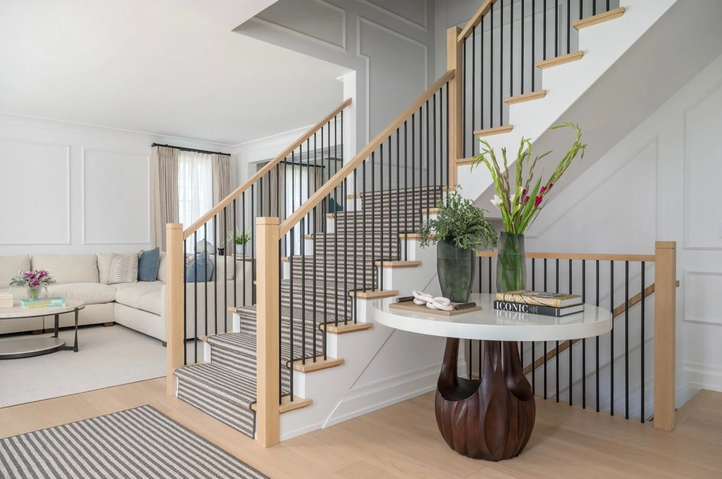 Where first impressions meet everyday elegance.
Layered textures, sculptural details, and a neutral palette create an inviting entryway that feels both modern and timeless.✨
📸: @timhillphoto