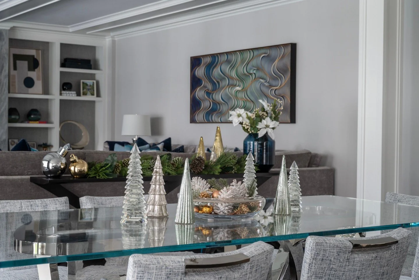 Setting the scene for gatherings that linger a little longer ✨ Elegant, understated holiday touches that feel elevated, inviting, and effortlessly chic. Happy Holidays from the team at Margali + Flynn.
📸: @timhillphoto