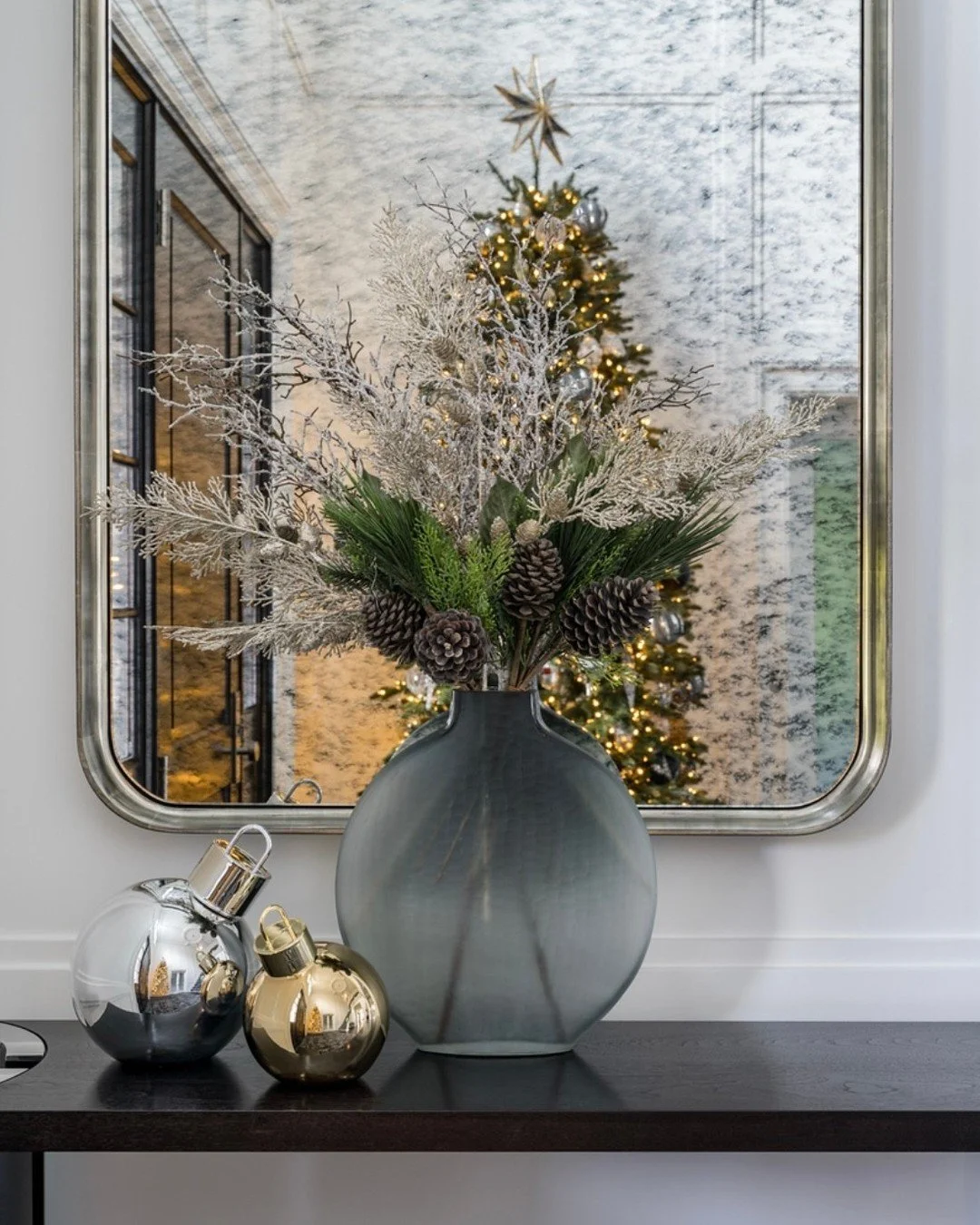 Christmas Eve at home ✨ Subtle shimmer, winter greens, and timeless accents&mdash;decorations curated from MF Home to make the season feel special. Happy Holidays from the team at Margali + Flynn.
📸: @timhillphoto