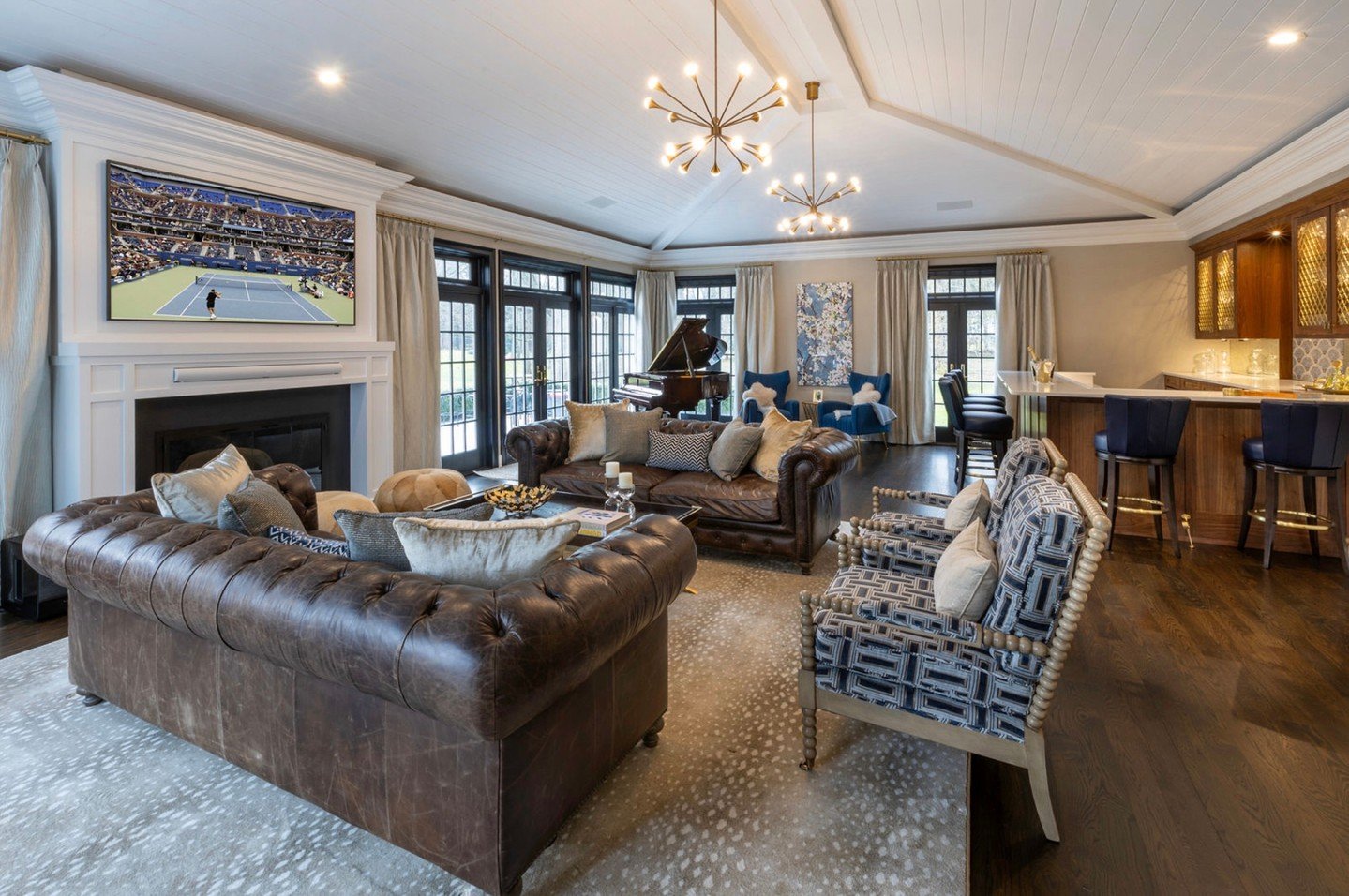 Where evenings unfold effortlessly ✨
This lounge-and-bar moment was designed for gathering&mdash;plush seating, warm wood tones, and a tailored bar that invites conversation long after the last pour. Equal parts relaxed and refined. 🍸
📸: @richardla