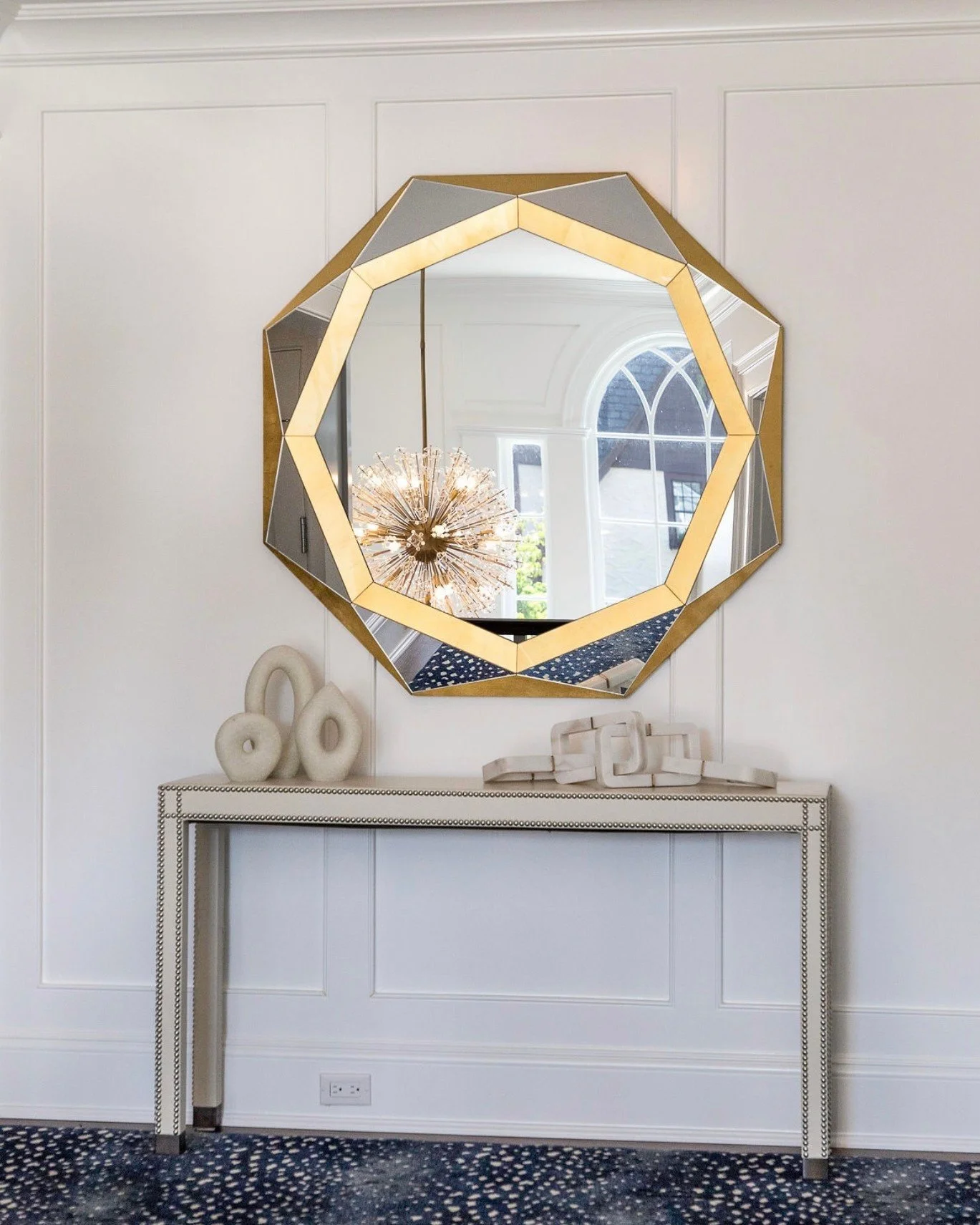 A first impression that sets the tone ✨
Crisp paneling, a statement mirror, and a show-stopping chandelier create an entry and upper hall that feel light, elegant, and welcoming from the moment you step inside.
📸: @richardlawphotos