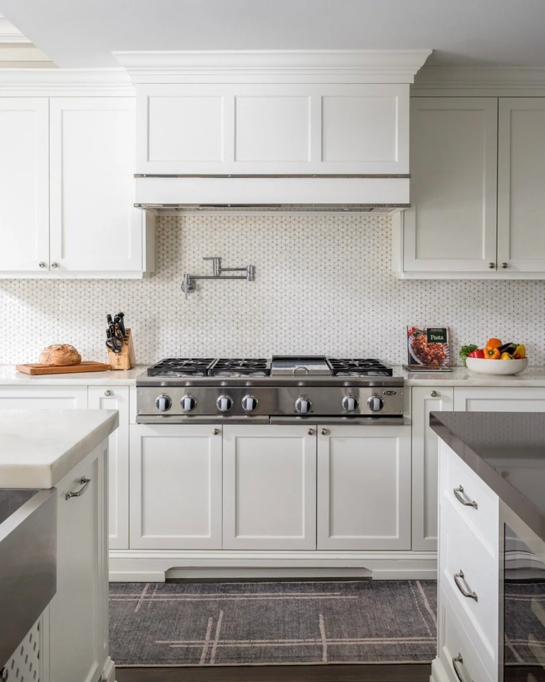 All in the details ✨
A classic white kitchen elevated with thoughtful metal accents&mdash;from the hood detailing to the fixtures&mdash;adding just the right amount of contrast and refinement. Proof that subtle moments can make the biggest impact.
📸