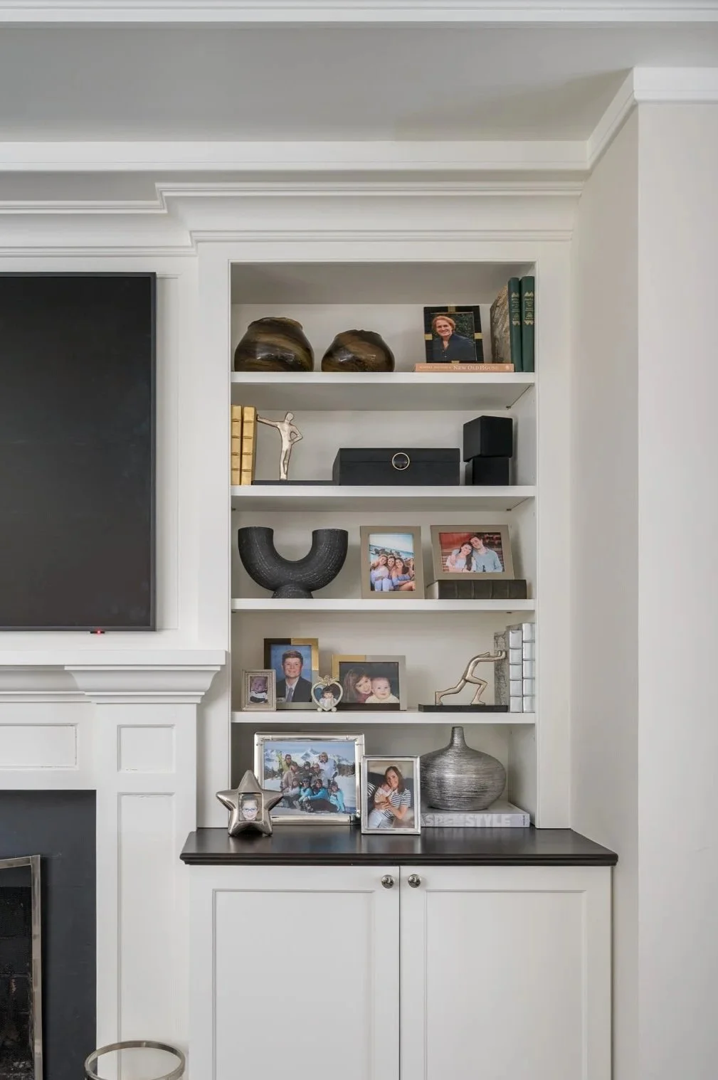 Styling a Bookshelf with Accessories and Frames: A Guide for Interior Designers