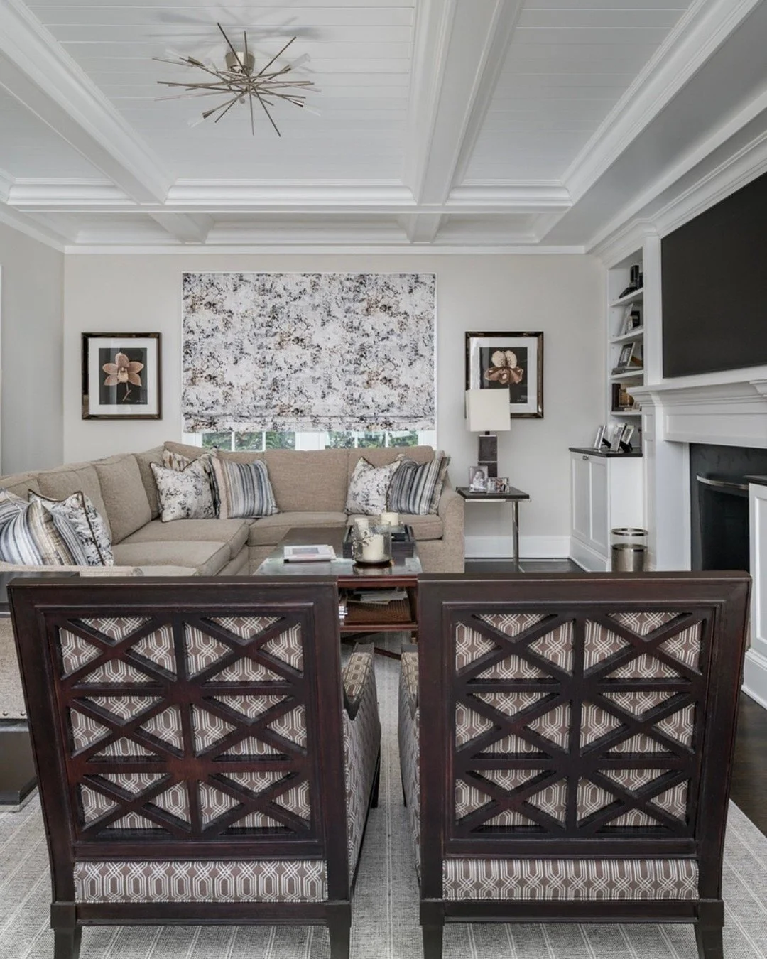 Details that make the room ✨
In Kerith&rsquo;s family room, layered seating, tailored millwork, and personal touches come together to create a space that feels both refined and lived-in. A perfect balance of structure and softness, designed for every