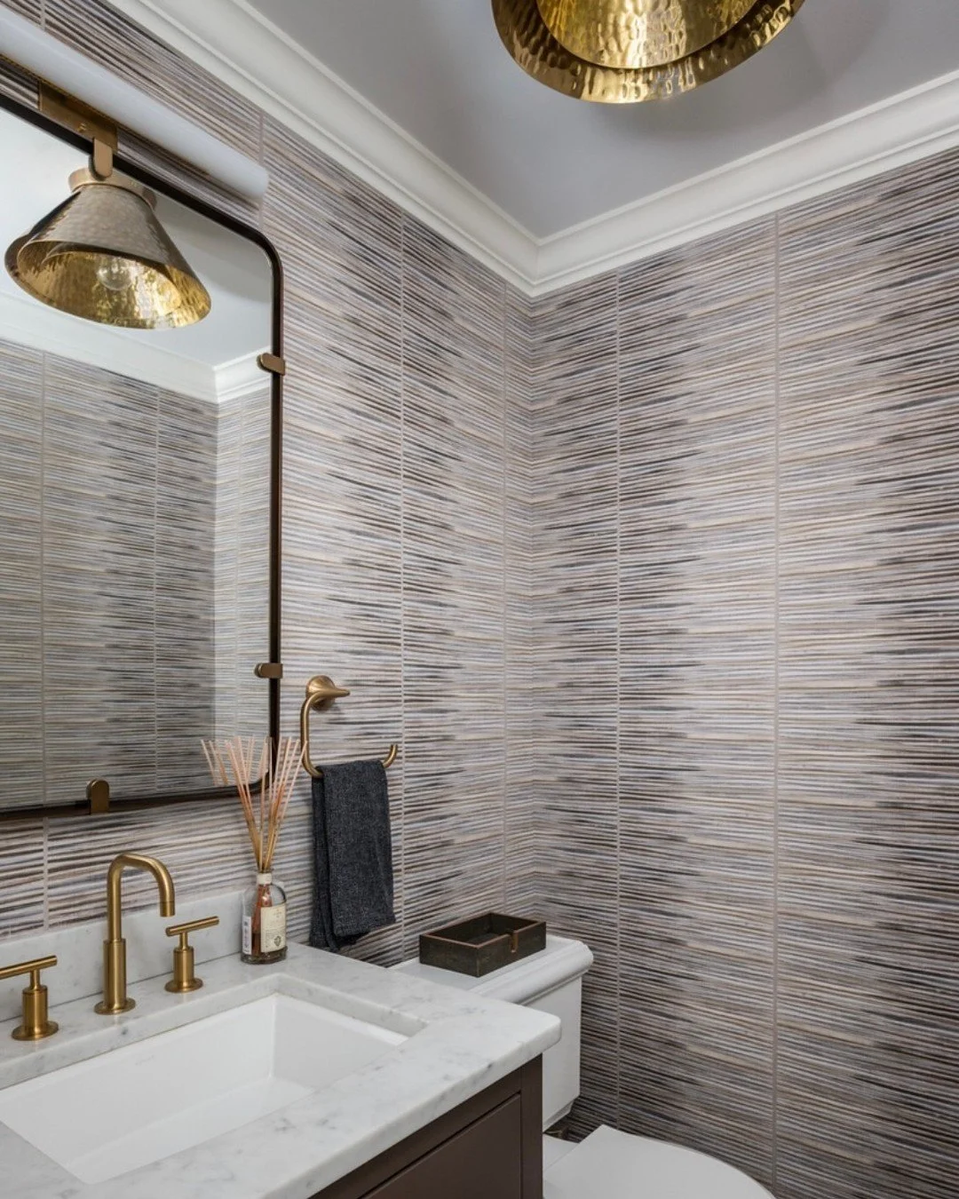 Small space, big impact ✨
Kerith&rsquo;s powder room proves that even the most compact spaces deserve attention&mdash;layered texture on the walls, warm brass details, and a tailored vanity create a moment that feels elevated and intentional.
📸: @ti