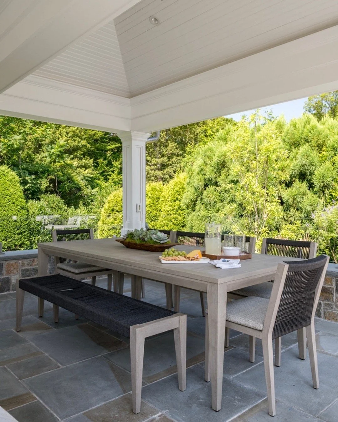 It&rsquo;s always in the details ✨
The soft, weathered wood of the dining table&hellip; the woven rope bar stools layered against crisp white millwork&hellip; the slate flooring grounding it all with natural texture. Every finish was chosen to feel e