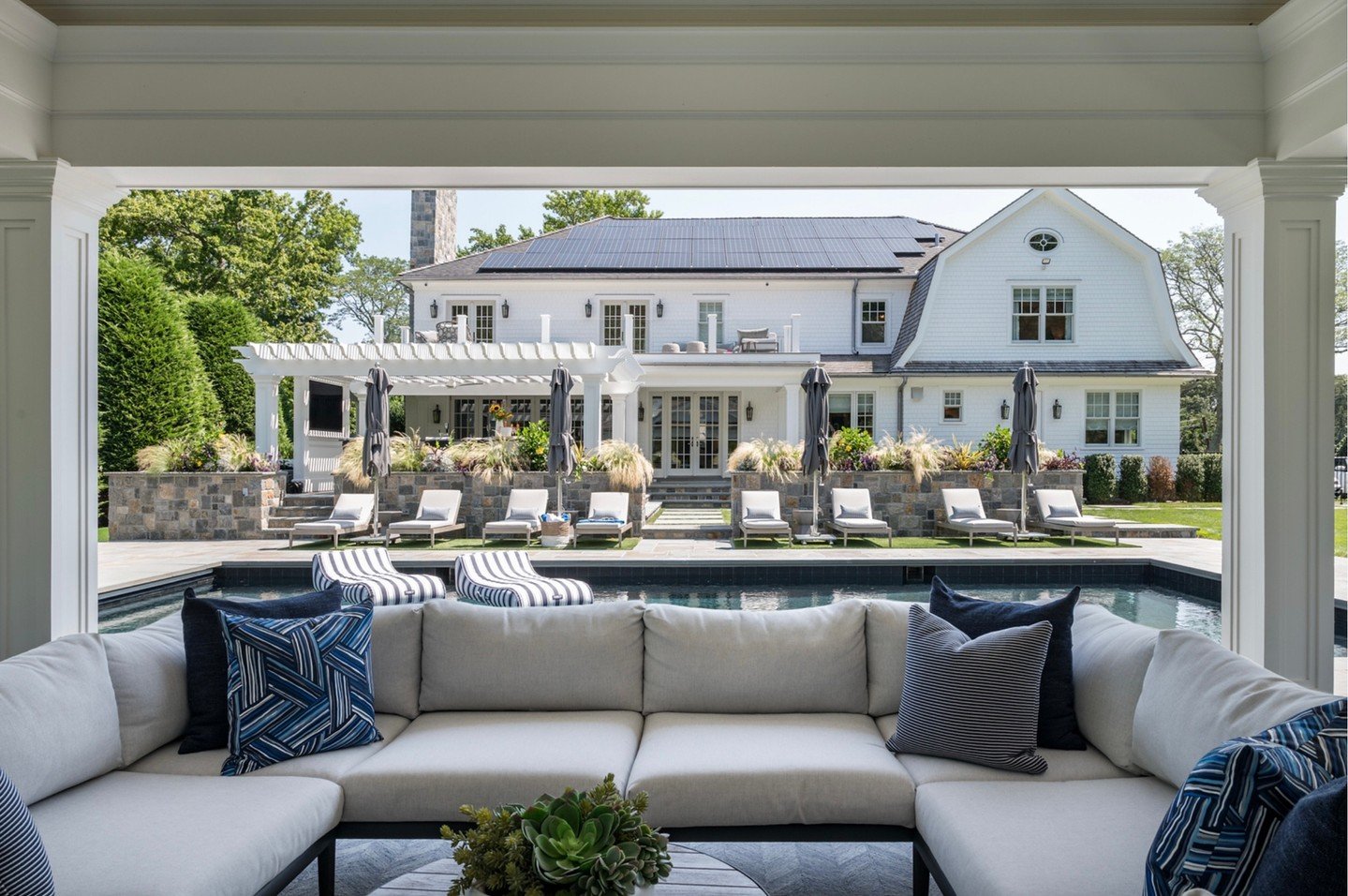 The view from the cabana 🤍
Standing here, looking out over the pool to the back of the house, you truly feel the intention behind every layer of this design. Structured architecture, soft lounge seating, curated landscaping, and perfectly placed cha