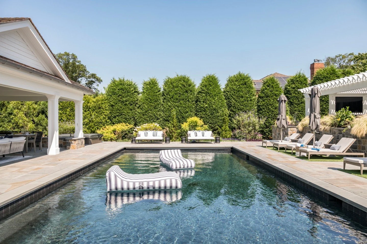 Where every seat has a view ☀️🌿
Framed by lush, layered landscaping and anchored by the cabana, this poolside setting was designed to feel like a private retreat. Tailored chaises line the water&rsquo;s edge, lounge seating invites slow afternoons i
