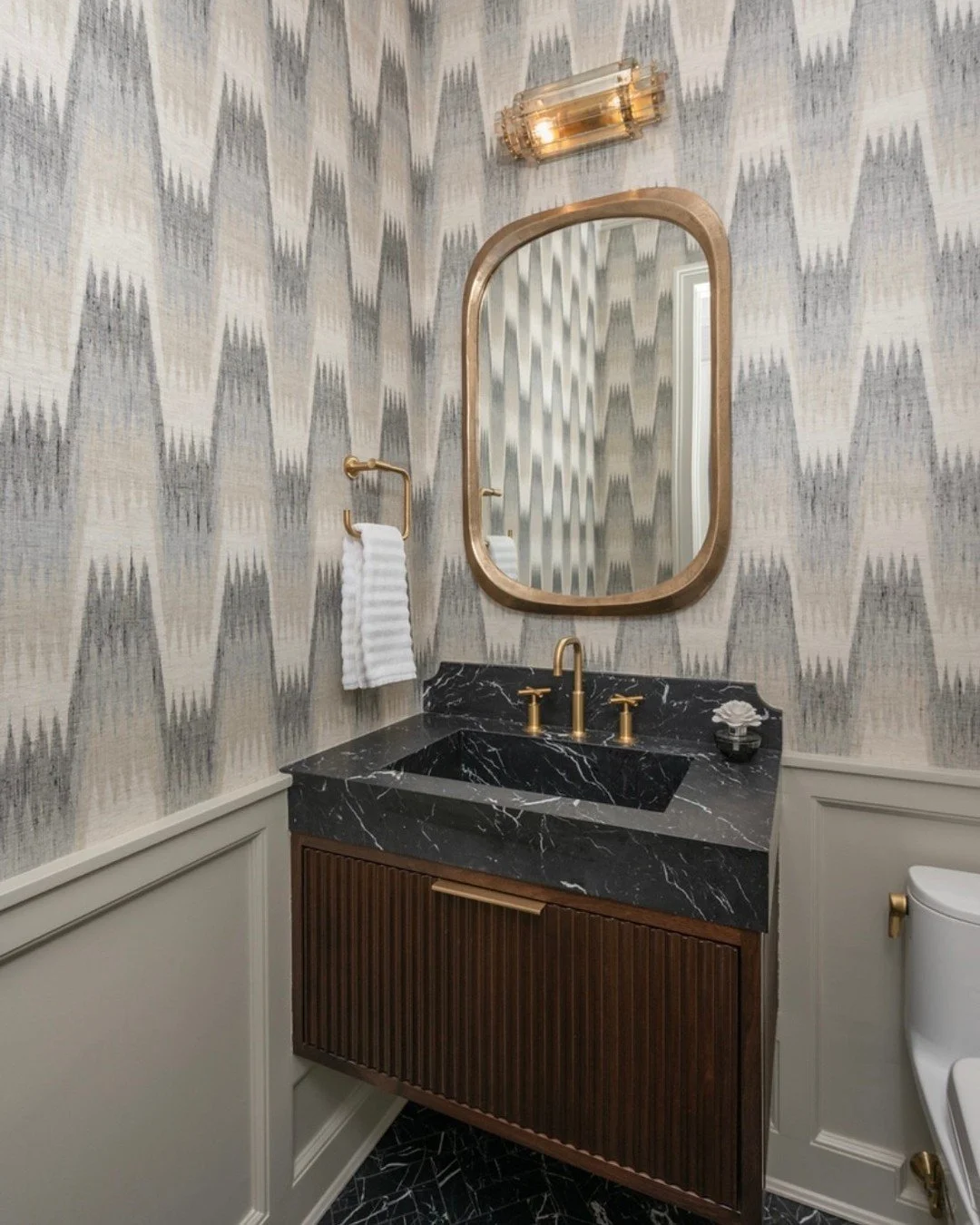 A little drama goes a long way ✨
This powder room is layered with bold Thibaut wallpaper, rich stone, and warm brass details&mdash;proof that small spaces can make the biggest statement.
Swipe to see the before 👀
📸: @timhillphoto