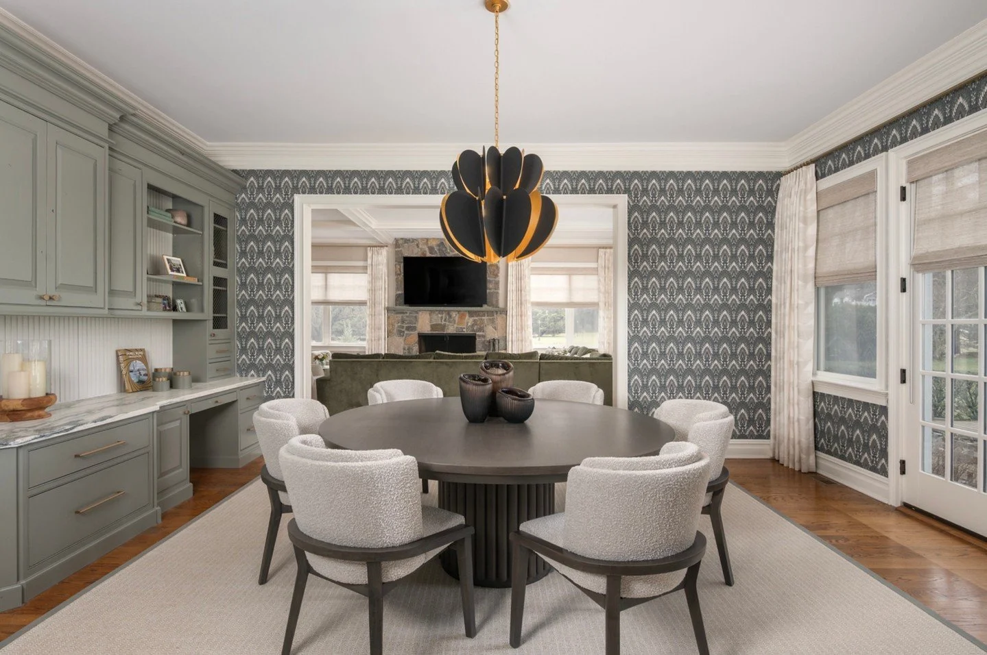 Where everyday dining meets elevated design ✨
Wrapped in rich pattern and layered with warm neutrals, this dining space feels both intimate and refined. The sculptural chandelier anchors the room, while soft upholstered seating and a dark wood table 