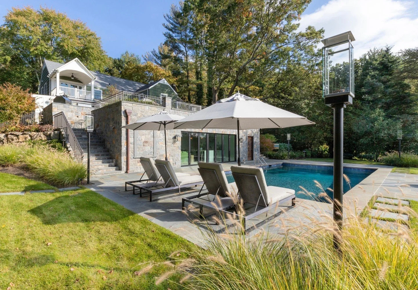 Pool days, sunshine, and spaces designed for slowing down. ☀️🌿
From the outdoor lounge to the pool house bar, this backyard was made for easy summer living and effortless entertaining.
The kind of summer vibes we never want to end.

📸: @richardlawp