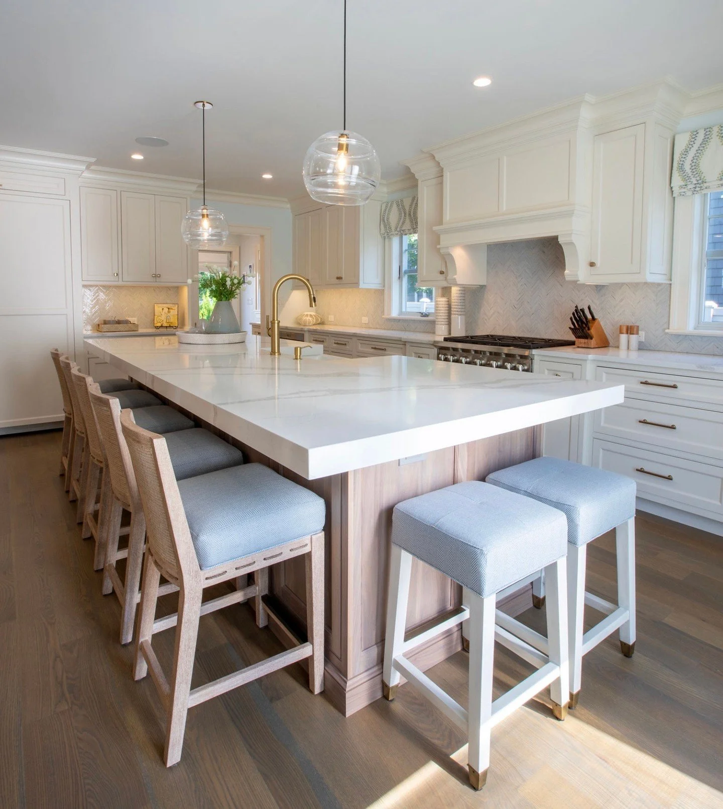Ready for slow summer mornings, late night conversations, and every moment in between. ☀️🌊
This beach house kitchen was designed to feel bright, effortless, and made for gathering all season long.

📸: @richardlawphotos
Contractor: @oldworldqualityc